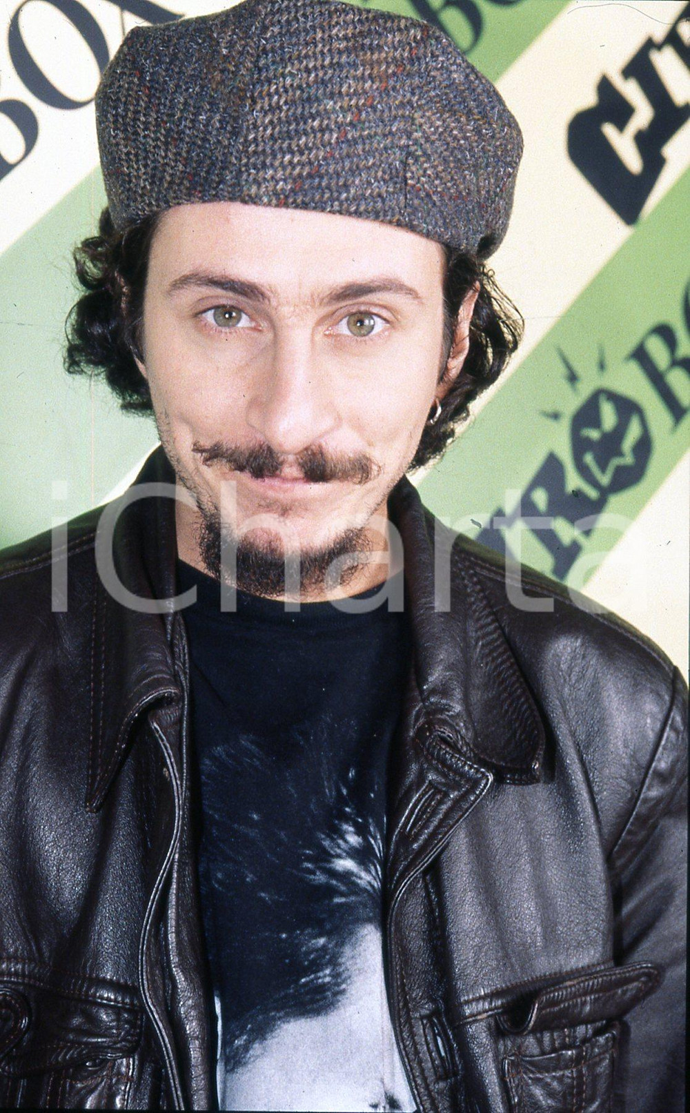 35mm vintage slide* 1995 ITALIA COSTUME Luca BIZZARRI ritratto dell'attore (1)  Diapositiva d'epoca, in formato 35 mm.CONDIZIONI: GOODE' severamente vietata la riproduzione. Tutti i diritti sono riservati.Nella diapositiva ICharta mette in vendita, sul negozio eBay e in esclusiva sul sito "icharta" il proprio archivio composto da numerose diapositive e negativi fotografici d'epoca, tutti originali e autentici, che attraversano la storia del costume italiano tra gli la fine degli anni Sessanta e Novanta.Si tratta di uno sguardo inedito sull'attualit&agrave;, la politica, la vita quotidiana, il gossip e la cultura, che fotografa il cambiamento della nazione in quest'ultimo scorcio del XX secolo. Un'occasione unica per il mercato del collezionismo, che vede finalmente disponibile un archivio eccezionale per vastit&agrave;, tematiche e condizioni, in un settore (il negativo fotografico e la diapositiva) di assoluta novit&agrave; e dalle interessanti prospettive di investimento. GOOD/buono   originale e autentica 1