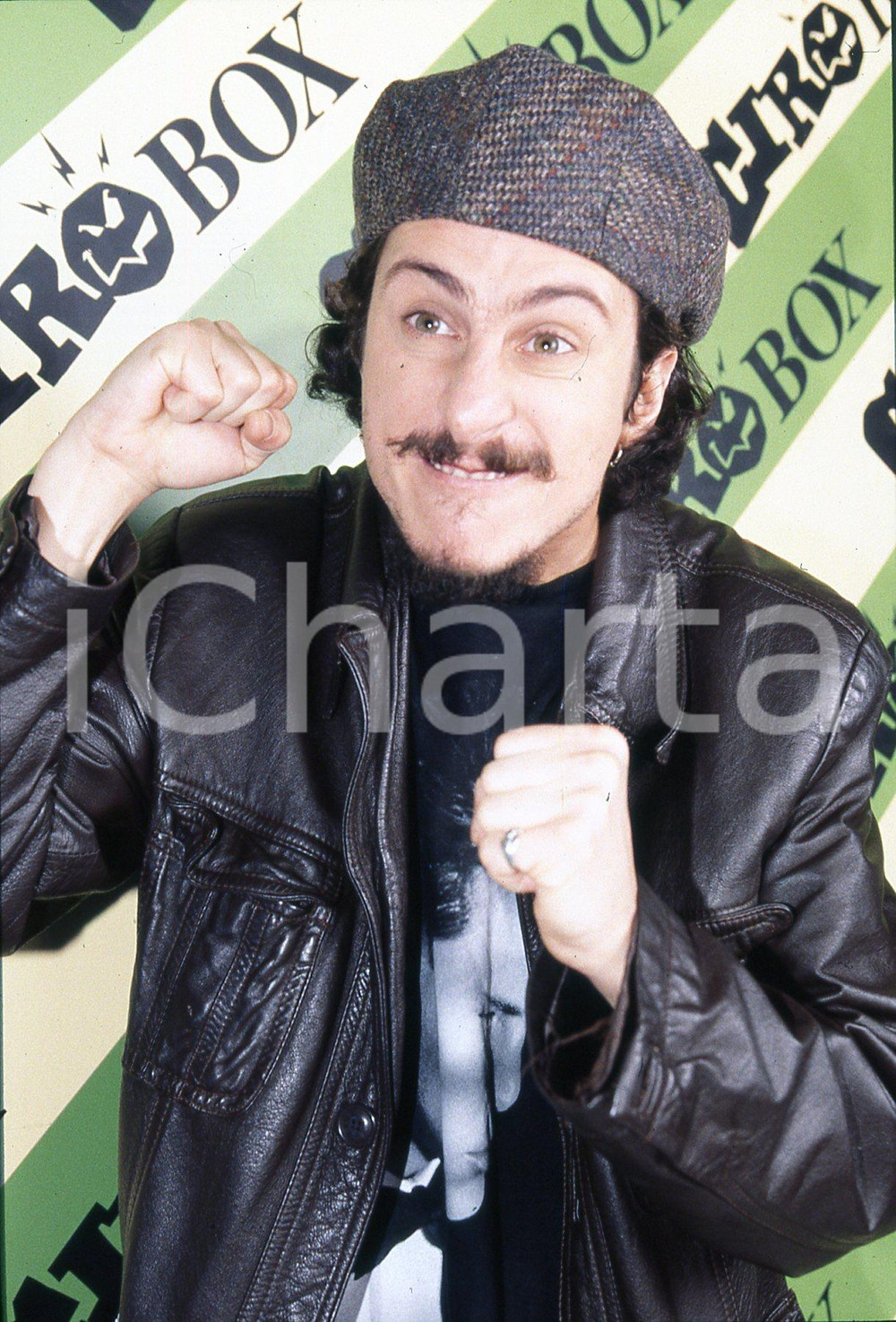35mm vintage slide *1995 ITALIA COSTUME Luca BIZZARRI attore (6)  Diapositiva d'epoca, in formato 35 mm.E' severamente vietata la riproduzione. Tutti i diritti sono riservati. ICharta mette in vendita, sul negozio eBay e in esclusiva sul sito "icharta" il proprio archivio composto da numerose diapositive e negativi fotografici d'epoca, tutti originali e autentici, che attraversano la storia del costume tra la fine degli anni Sessanta e Novanta.Si tratta di uno sguardo inedito sull'attualità, la politica, la vita quotidiana, il gossip e la cultura, che fotografa il cambiamento della nazione in quest'ultimo scorcio del XX secolo. Un'occasione unica per il mercato del collezionismo, che vede finalmente disponibile un archivio eccezionale per vastità, tematiche e condizioni, in un settore (il negativo fotografico e la diapositiva) di assoluta novità e dalle interessanti prospettive di investimento. GOOD/buono   originale e autentica 1