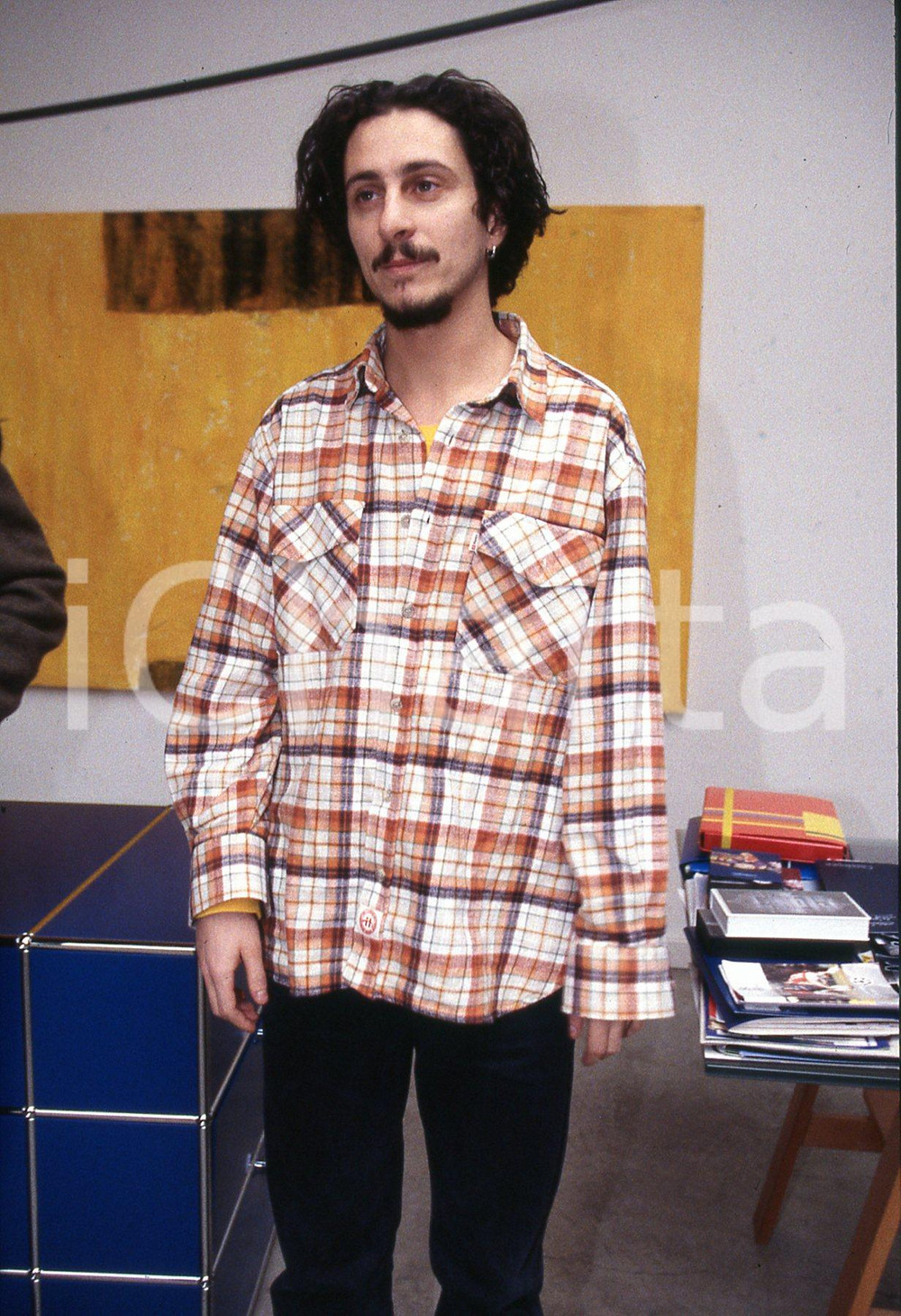35mm vintage slide* 1995 ITALIA COSTUME Luca BIZZARRI ritratto dell'attore (15)  Diapositiva d'epoca, in formato 35 mm.CONDIZIONI: GOODE' severamente vietata la riproduzione. Tutti i diritti sono riservati.Nella diapositiva ICharta mette in vendita, sul negozio eBay e in esclusiva sul sito "icharta" il proprio archivio composto da numerose diapositive e negativi fotografici d'epoca, tutti originali e autentici, che attraversano la storia del costume italiano tra gli la fine degli anni Sessanta e Novanta.Si tratta di uno sguardo inedito sull'attualit&agrave;, la politica, la vita quotidiana, il gossip e la cultura, che fotografa il cambiamento della nazione in quest'ultimo scorcio del XX secolo. Un'occasione unica per il mercato del collezionismo, che vede finalmente disponibile un archivio eccezionale per vastit&agrave;, tematiche e condizioni, in un settore (il negativo fotografico e la diapositiva) di assoluta novit&agrave; e dalle interessanti prospettive di investimento. GOOD/buono   originale e autentica 1