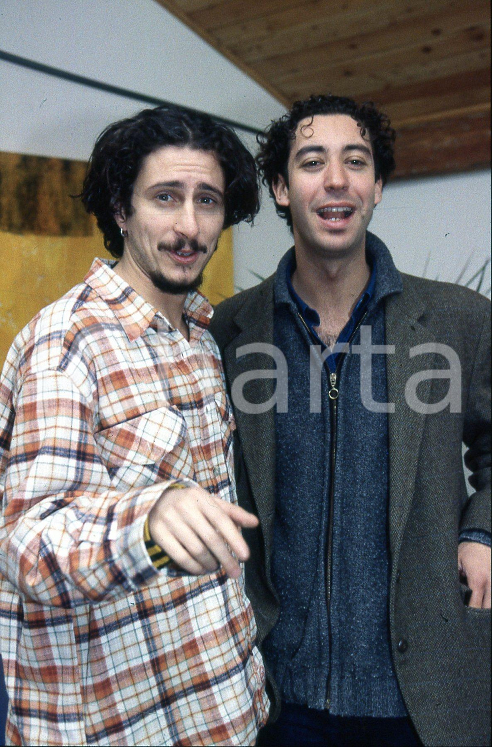 35mm vintage slide* 1995 ITALIA COSTUME Luca BIZZARRI e Paolo KESSISOGLU  Diapositiva d'epoca, in formato 35 mm.CONDIZIONI: GOODE' severamente vietata la riproduzione. Tutti i diritti sono riservati.Nella diapositiva ICharta mette in vendita, sul negozio eBay e in esclusiva sul sito "icharta" il proprio archivio composto da numerose diapositive e negativi fotografici d'epoca, tutti originali e autentici, che attraversano la storia del costume italiano tra gli la fine degli anni Sessanta e Novanta.Si tratta di uno sguardo inedito sull'attualit&agrave;, la politica, la vita quotidiana, il gossip e la cultura, che fotografa il cambiamento della nazione in quest'ultimo scorcio del XX secolo. Un'occasione unica per il mercato del collezionismo, che vede finalmente disponibile un archivio eccezionale per vastit&agrave;, tematiche e condizioni, in un settore (il negativo fotografico e la diapositiva) di assoluta novit&agrave; e dalle interessanti prospettive di investimento. GOOD/buono   originale e autentica 1