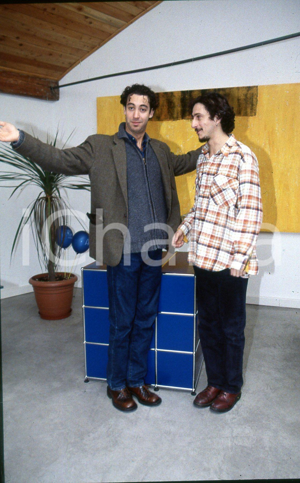 35mm vintage slide* 1995 ITALIA COSTUME Luca BIZZARRI e Paolo KESSISOGLU (2)  Diapositiva d'epoca, in formato 35 mm.CONDIZIONI: GOODE' severamente vietata la riproduzione. Tutti i diritti sono riservati.Nella diapositiva ICharta mette in vendita, sul negozio eBay e in esclusiva sul sito "icharta" il proprio archivio composto da numerose diapositive e negativi fotografici d'epoca, tutti originali e autentici, che attraversano la storia del costume italiano tra gli la fine degli anni Sessanta e Novanta.Si tratta di uno sguardo inedito sull'attualit&agrave;, la politica, la vita quotidiana, il gossip e la cultura, che fotografa il cambiamento della nazione in quest'ultimo scorcio del XX secolo. Un'occasione unica per il mercato del collezionismo, che vede finalmente disponibile un archivio eccezionale per vastit&agrave;, tematiche e condizioni, in un settore (il negativo fotografico e la diapositiva) di assoluta novit&agrave; e dalle interessanti prospettive di investimento. GOOD/buono   originale e autentica 1