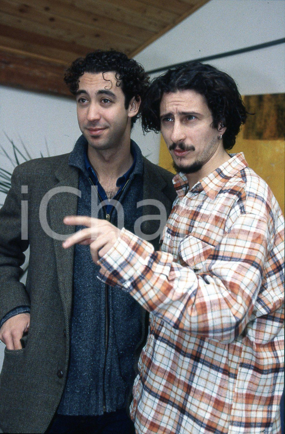 35mm vintage slide* 1995 ITALIA COSTUME Luca BIZZARRI e Paolo KESSISOGLU (3)  Diapositiva d'epoca, in formato 35 mm.CONDIZIONI: GOODE' severamente vietata la riproduzione. Tutti i diritti sono riservati.Nella diapositiva ICharta mette in vendita, sul negozio eBay e in esclusiva sul sito "icharta" il proprio archivio composto da numerose diapositive e negativi fotografici d'epoca, tutti originali e autentici, che attraversano la storia del costume italiano tra gli la fine degli anni Sessanta e Novanta.Si tratta di uno sguardo inedito sull'attualit&agrave;, la politica, la vita quotidiana, il gossip e la cultura, che fotografa il cambiamento della nazione in quest'ultimo scorcio del XX secolo. Un'occasione unica per il mercato del collezionismo, che vede finalmente disponibile un archivio eccezionale per vastit&agrave;, tematiche e condizioni, in un settore (il negativo fotografico e la diapositiva) di assoluta novit&agrave; e dalle interessanti prospettive di investimento. GOOD/buono   originale e autentica 1