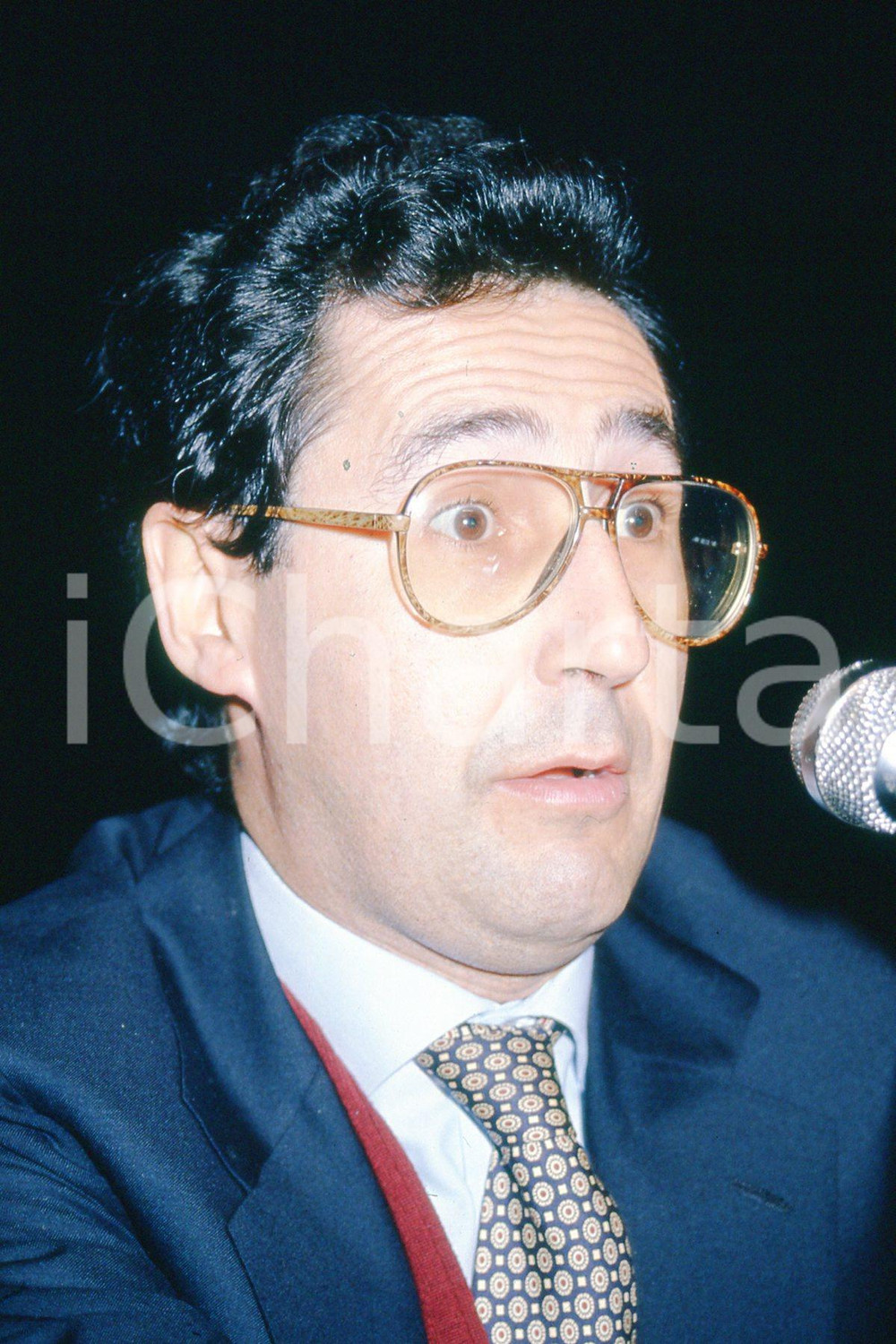 35mm vintage slide* 1995 MILANO Libero Corso BOVIO ritratto dell'avvocato  Diapositiva d'epoca, in formato 35 mm.CONDIZIONI: GOODNella diapositiva &egrave; ritratto durante una conferenza.E' severamente vietata la riproduzione. Tutti i diritti sono riservati.Nella diapositiva ICharta mette in vendita, sul negozio eBay e in esclusiva sul sito "icharta" il proprio archivio composto da numerose diapositive e negativi fotografici d'epoca, tutti originali e autentici, che attraversano la storia del costume italiano tra gli la fine degli anni Sessanta e Novanta.Si tratta di uno sguardo inedito sull'attualit&agrave;, la politica, la vita quotidiana, il gossip e la cultura, che fotografa il cambiamento della nazione in quest'ultimo scorcio del XX secolo. Un'occasione unica per il mercato del collezionismo, che vede finalmente disponibile un archivio eccezionale per vastit&agrave;, tematiche e condizioni, in un settore (il negativo fotografico e la diapositiva) di assoluta novit&agrave; e dalle interessanti prospettive di investimento. GOOD/buono   originale e autentica 1