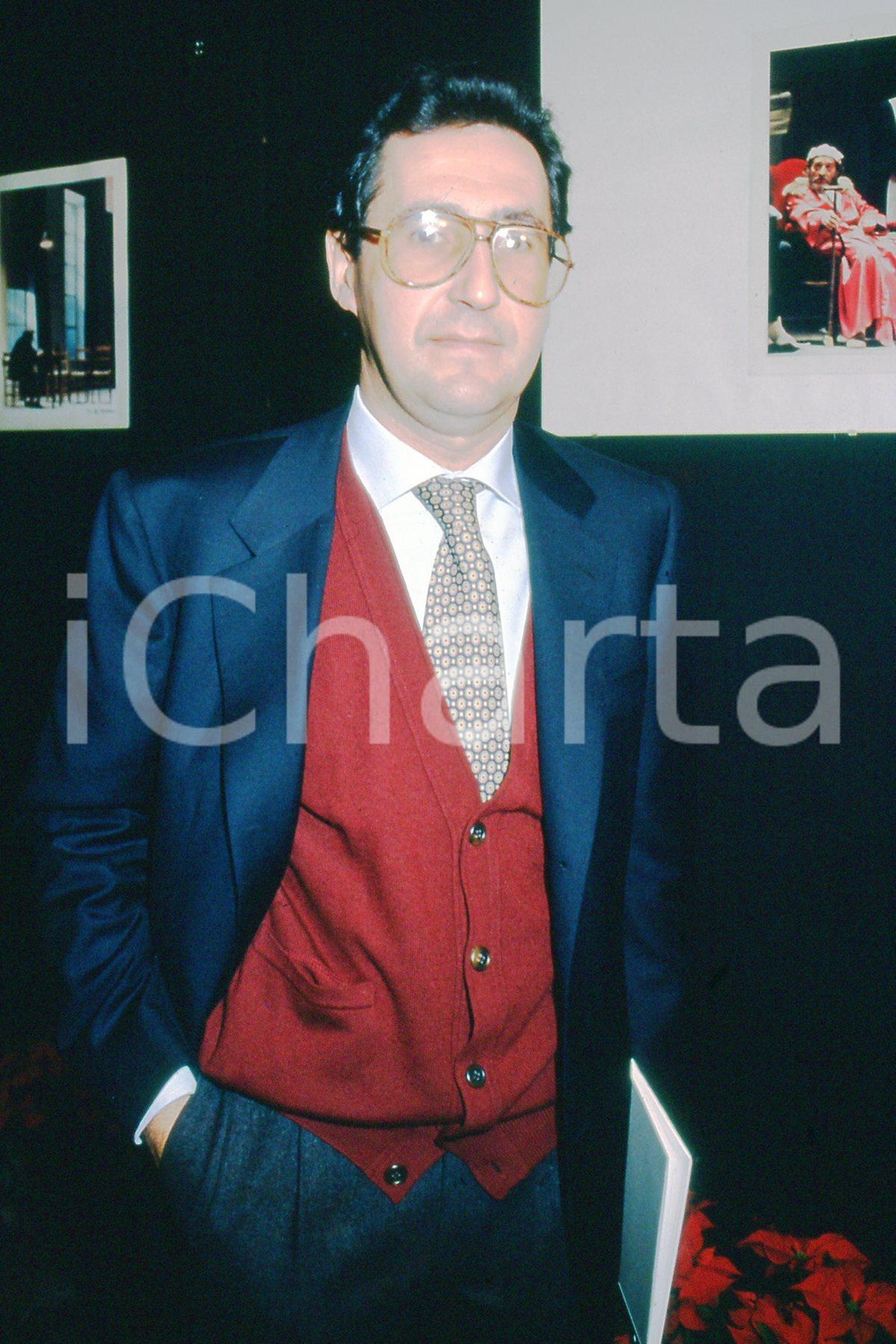 35mm vintage slide* 1995 MILANO Libero Corso BOVIO ritratto dell'avvocato (2)  Diapositiva d'epoca, in formato 35 mm.CONDIZIONI: GOODNella diapositiva &egrave; ritratto durante una conferenza.E' severamente vietata la riproduzione. Tutti i diritti sono riservati.Nella diapositiva ICharta mette in vendita, sul negozio eBay e in esclusiva sul sito "icharta" il proprio archivio composto da numerose diapositive e negativi fotografici d'epoca, tutti originali e autentici, che attraversano la storia del costume italiano tra gli la fine degli anni Sessanta e Novanta.Si tratta di uno sguardo inedito sull'attualit&agrave;, la politica, la vita quotidiana, il gossip e la cultura, che fotografa il cambiamento della nazione in quest'ultimo scorcio del XX secolo. Un'occasione unica per il mercato del collezionismo, che vede finalmente disponibile un archivio eccezionale per vastit&agrave;, tematiche e condizioni, in un settore (il negativo fotografico e la diapositiva) di assoluta novit&agrave; e dalle interessanti prospettive di investimento. GOOD/buono   originale e autentica 1