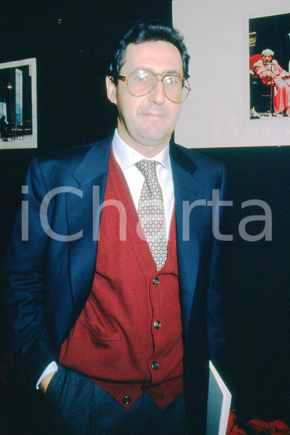 35mm vintage slide* 1995 MILANO Libero Corso BOVIO ritratto dell'avvocato (5)  Diapositiva d'epoca, in formato 35 mm.CONDIZIONI: GOODNella diapositiva &egrave; ritratto durante una conferenza.E' severamente vietata la riproduzione. Tutti i diritti sono riservati.Nella diapositiva ICharta mette in vendita, sul negozio eBay e in esclusiva sul sito "icharta" il proprio archivio composto da numerose diapositive e negativi fotografici d'epoca, tutti originali e autentici, che attraversano la storia del costume italiano tra gli la fine degli anni Sessanta e Novanta.Si tratta di uno sguardo inedito sull'attualit&agrave;, la politica, la vita quotidiana, il gossip e la cultura, che fotografa il cambiamento della nazione in quest'ultimo scorcio del XX secolo. Un'occasione unica per il mercato del collezionismo, che vede finalmente disponibile un archivio eccezionale per vastit&agrave;, tematiche e condizioni, in un settore (il negativo fotografico e la diapositiva) di assoluta novit&agrave; e dalle interessanti prospettive di investimento. GOOD/buono   originale e autentica 1