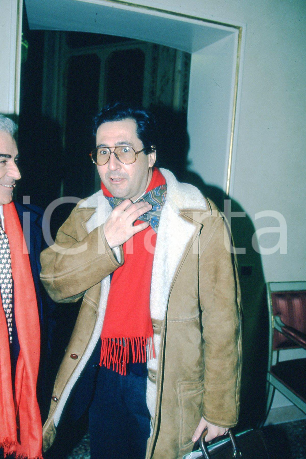 35mm vintage slide* 1995 MILANO Libero Corso BOVIO ritratto dell'avvocato (7)  Diapositiva d'epoca, in formato 35 mm.CONDIZIONI: GOODNella diapositiva &egrave; ritratto prima di una conferenza.E' severamente vietata la riproduzione. Tutti i diritti sono riservati.Nella diapositiva ICharta mette in vendita, sul negozio eBay e in esclusiva sul sito "icharta" il proprio archivio composto da numerose diapositive e negativi fotografici d'epoca, tutti originali e autentici, che attraversano la storia del costume italiano tra gli la fine degli anni Sessanta e Novanta.Si tratta di uno sguardo inedito sull'attualit&agrave;, la politica, la vita quotidiana, il gossip e la cultura, che fotografa il cambiamento della nazione in quest'ultimo scorcio del XX secolo. Un'occasione unica per il mercato del collezionismo, che vede finalmente disponibile un archivio eccezionale per vastit&agrave;, tematiche e condizioni, in un settore (il negativo fotografico e la diapositiva) di assoluta novit&agrave; e dalle interessanti prospettive di investimento. GOOD/buono   originale e autentica 1