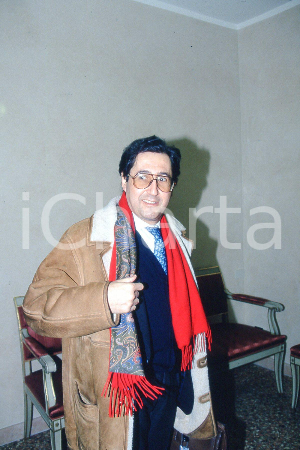 35mm vintage slide* 1995 MILANO Libero Corso BOVIO ritratto dell'avvocato (8)  Diapositiva d'epoca, in formato 35 mm.CONDIZIONI: GOODNella diapositiva &egrave; ritratto prima di una conferenza.E' severamente vietata la riproduzione. Tutti i diritti sono riservati.Nella diapositiva ICharta mette in vendita, sul negozio eBay e in esclusiva sul sito "icharta" il proprio archivio composto da numerose diapositive e negativi fotografici d'epoca, tutti originali e autentici, che attraversano la storia del costume italiano tra gli la fine degli anni Sessanta e Novanta.Si tratta di uno sguardo inedito sull'attualit&agrave;, la politica, la vita quotidiana, il gossip e la cultura, che fotografa il cambiamento della nazione in quest'ultimo scorcio del XX secolo. Un'occasione unica per il mercato del collezionismo, che vede finalmente disponibile un archivio eccezionale per vastit&agrave;, tematiche e condizioni, in un settore (il negativo fotografico e la diapositiva) di assoluta novit&agrave; e dalle interessanti prospettive di investimento. GOOD/buono   originale e autentica 1