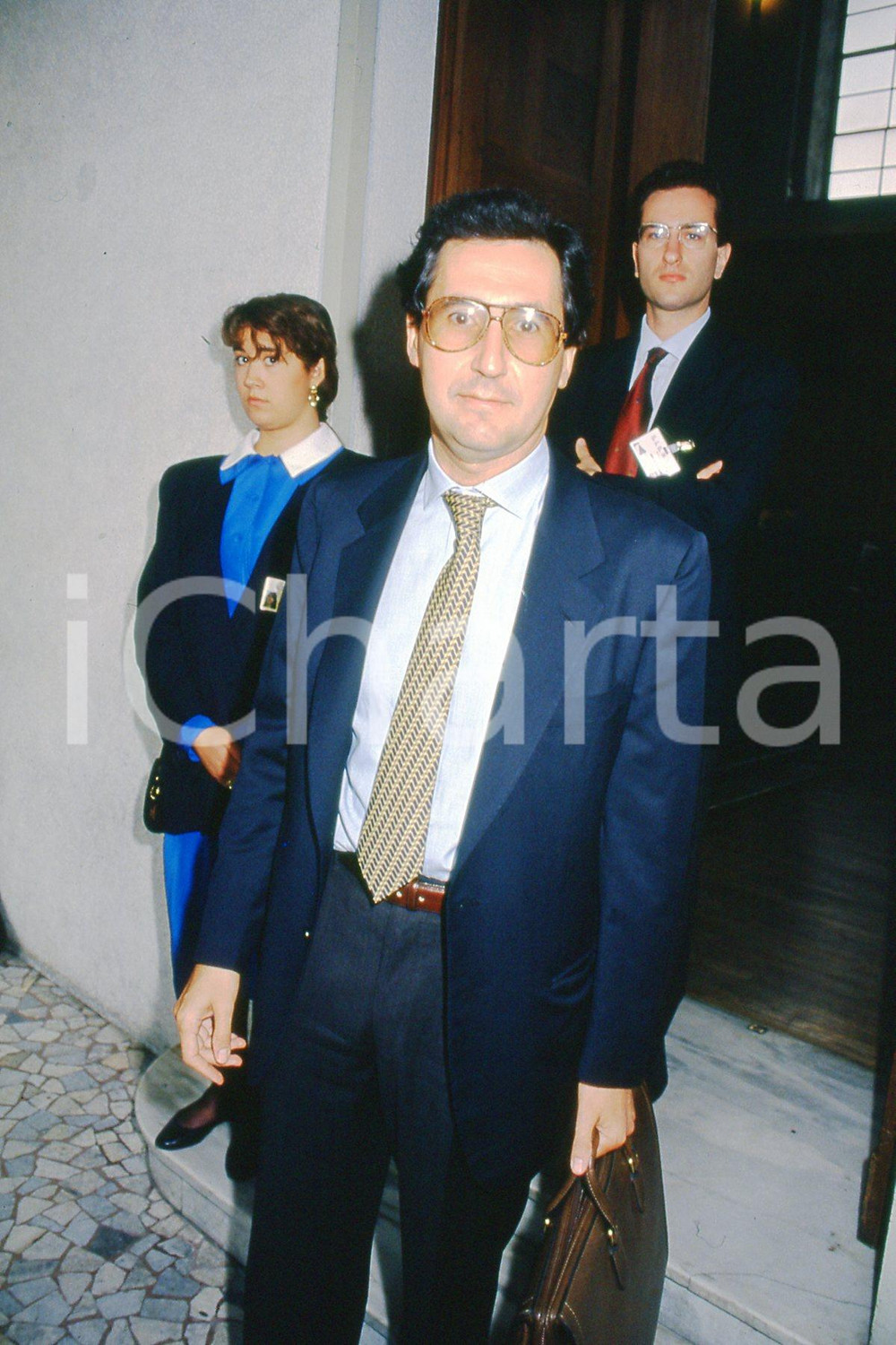 35mm vintage slide* 1995 MILANO Libero Corso BOVIO ritratto dell'avvocato (12)  Diapositiva d'epoca, in formato 35 mm.CONDIZIONI: GOODNella diapositiva &egrave; ritratto prima di conferenza.E' severamente vietata la riproduzione. Tutti i diritti sono riservati.Nella diapositiva ICharta mette in vendita, sul negozio eBay e in esclusiva sul sito "icharta" il proprio archivio composto da numerose diapositive e negativi fotografici d'epoca, tutti originali e autentici, che attraversano la storia del costume italiano tra gli la fine degli anni Sessanta e Novanta.Si tratta di uno sguardo inedito sull'attualit&agrave;, la politica, la vita quotidiana, il gossip e la cultura, che fotografa il cambiamento della nazione in quest'ultimo scorcio del XX secolo. Un'occasione unica per il mercato del collezionismo, che vede finalmente disponibile un archivio eccezionale per vastit&agrave;, tematiche e condizioni, in un settore (il negativo fotografico e la diapositiva) di assoluta novit&agrave; e dalle interessanti prospettive di investimento. GOOD/buono   originale e autentica 1