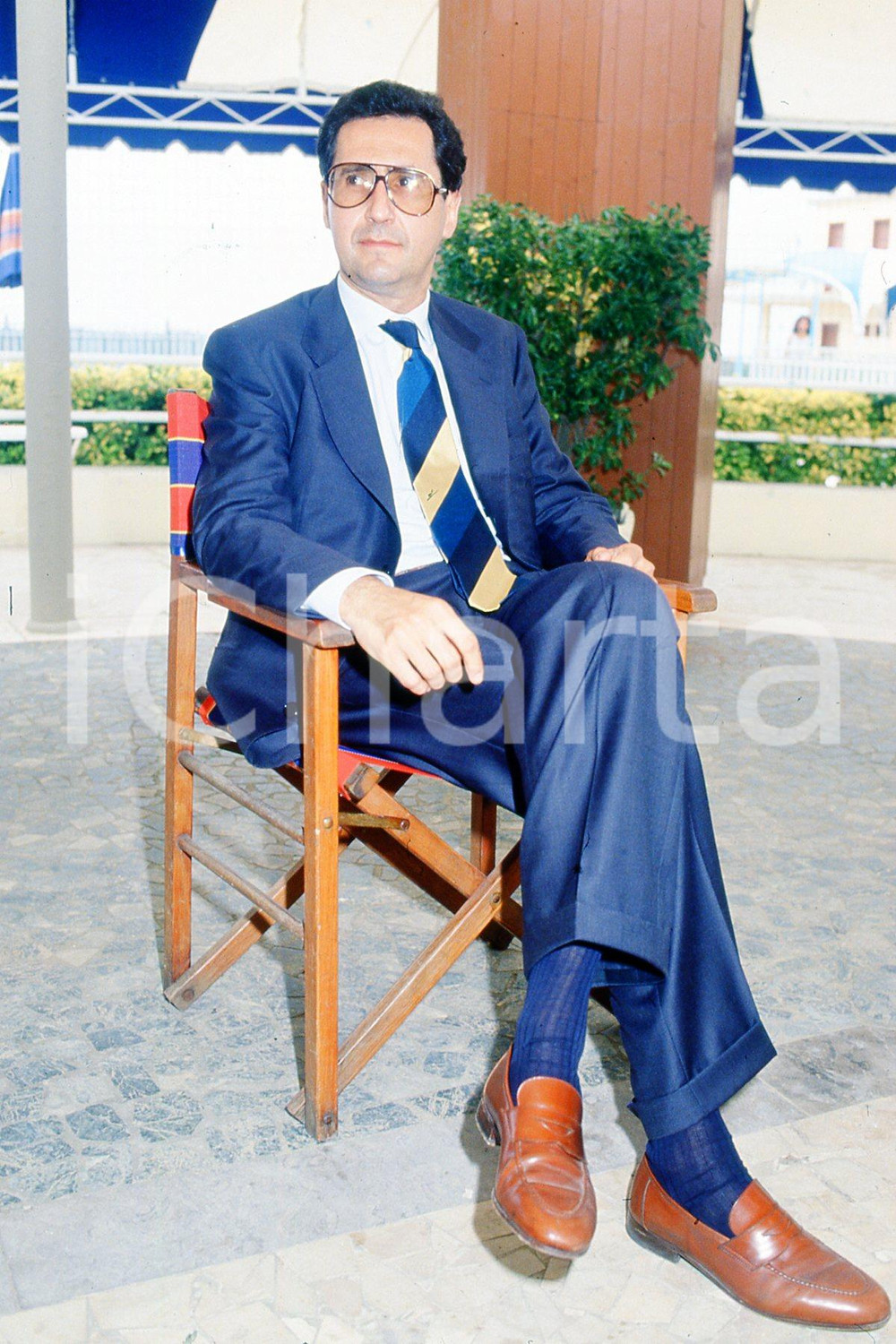 35mm vintage slide* 1995 MILANO Libero Corso BOVIO ritratto dell'avvocato (16)  Diapositiva d'epoca, in formato 35 mm.CONDIZIONI: GOODNella diapositiva &egrave; ritratto prima di una conferenza.E' severamente vietata la riproduzione. Tutti i diritti sono riservati.Nella diapositiva ICharta mette in vendita, sul negozio eBay e in esclusiva sul sito "icharta" il proprio archivio composto da numerose diapositive e negativi fotografici d'epoca, tutti originali e autentici, che attraversano la storia del costume italiano tra gli la fine degli anni Sessanta e Novanta.Si tratta di uno sguardo inedito sull'attualit&agrave;, la politica, la vita quotidiana, il gossip e la cultura, che fotografa il cambiamento della nazione in quest'ultimo scorcio del XX secolo. Un'occasione unica per il mercato del collezionismo, che vede finalmente disponibile un archivio eccezionale per vastit&agrave;, tematiche e condizioni, in un settore (il negativo fotografico e la diapositiva) di assoluta novit&agrave; e dalle interessanti prospettive di investimento. GOOD/buono   originale e autentica 1