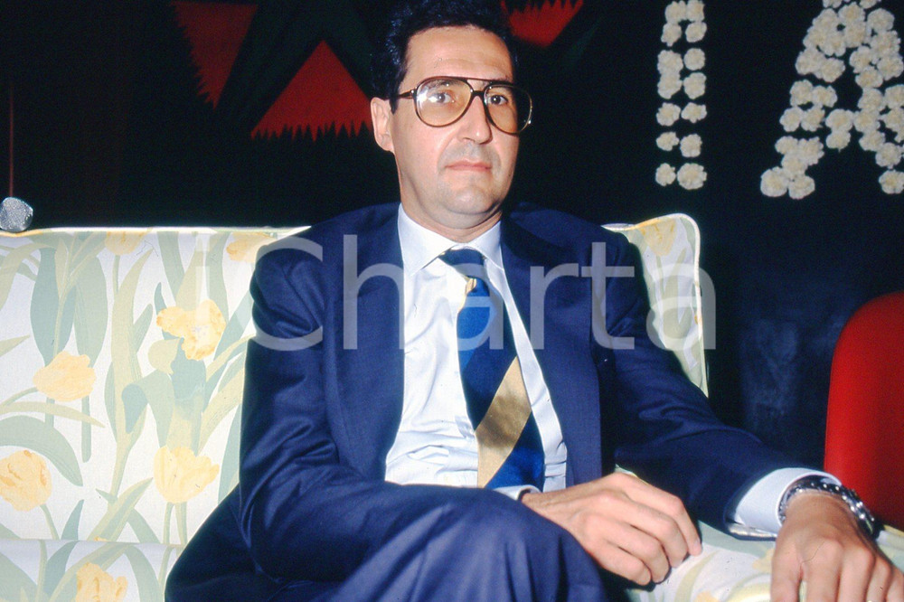 35mm vintage slide* 1995 MILANO Libero Corso BOVIO ritratto dell'avvocato (18)  Diapositiva d'epoca, in formato 35 mm.CONDIZIONI: GOODNella diapositiva &egrave; ritratto prima di una conferenza.E' severamente vietata la riproduzione. Tutti i diritti sono riservati.Nella diapositiva ICharta mette in vendita, sul negozio eBay e in esclusiva sul sito "icharta" il proprio archivio composto da numerose diapositive e negativi fotografici d'epoca, tutti originali e autentici, che attraversano la storia del costume italiano tra gli la fine degli anni Sessanta e Novanta.Si tratta di uno sguardo inedito sull'attualit&agrave;, la politica, la vita quotidiana, il gossip e la cultura, che fotografa il cambiamento della nazione in quest'ultimo scorcio del XX secolo. Un'occasione unica per il mercato del collezionismo, che vede finalmente disponibile un archivio eccezionale per vastit&agrave;, tematiche e condizioni, in un settore (il negativo fotografico e la diapositiva) di assoluta novit&agrave; e dalle interessanti prospettive di investimento. GOOD/buono   originale e autentica 1