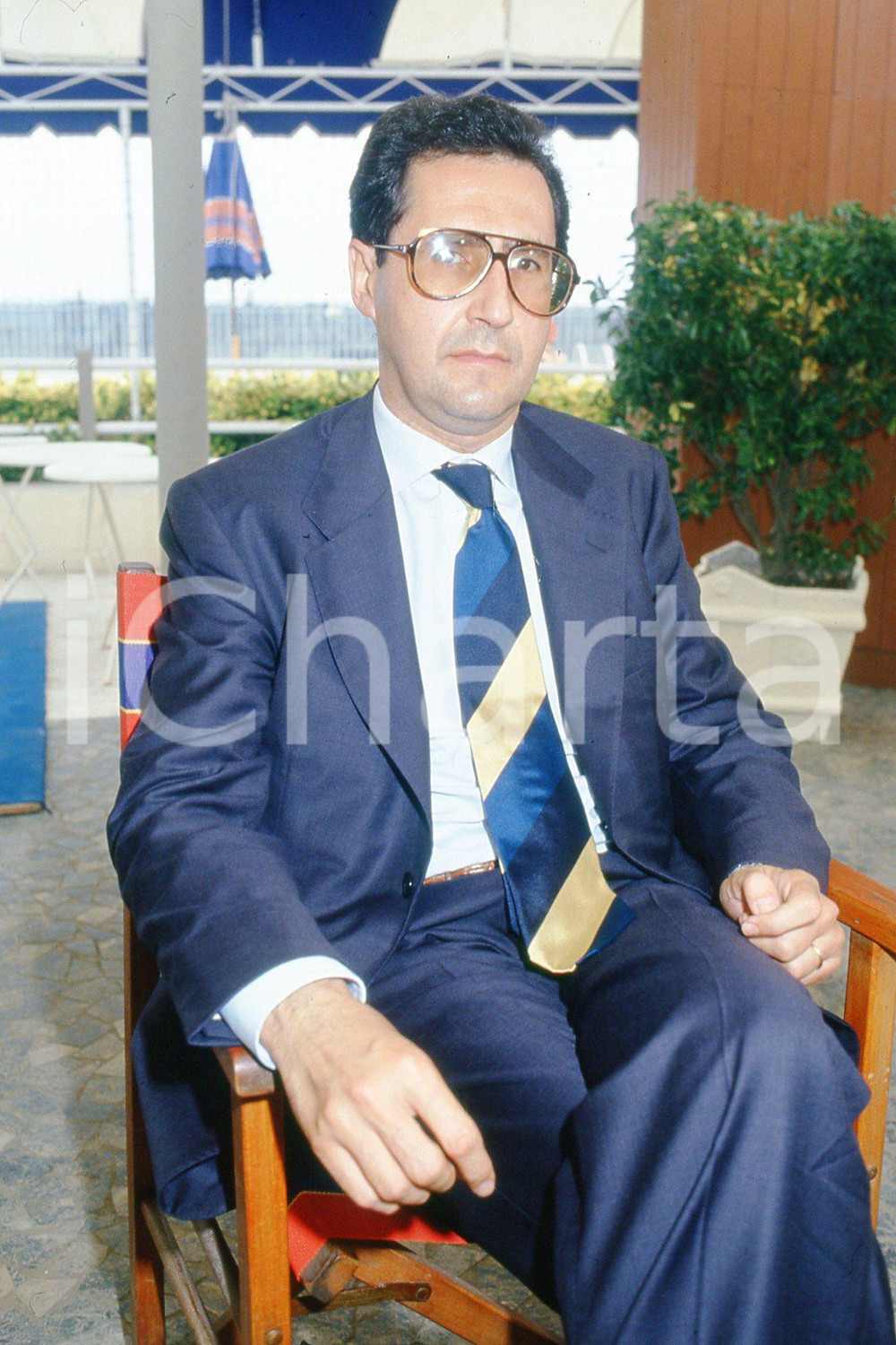 35mm vintage slide* 1995 MILANO Libero Corso BOVIO ritratto dell'avvocato (20)  Diapositiva d'epoca, in formato 35 mm.CONDIZIONI: GOODNella diapositiva &egrave; ritratto prima di una conferenza.E' severamente vietata la riproduzione. Tutti i diritti sono riservati.Nella diapositiva ICharta mette in vendita, sul negozio eBay e in esclusiva sul sito "icharta" il proprio archivio composto da numerose diapositive e negativi fotografici d'epoca, tutti originali e autentici, che attraversano la storia del costume italiano tra gli la fine degli anni Sessanta e Novanta.Si tratta di uno sguardo inedito sull'attualit&agrave;, la politica, la vita quotidiana, il gossip e la cultura, che fotografa il cambiamento della nazione in quest'ultimo scorcio del XX secolo. Un'occasione unica per il mercato del collezionismo, che vede finalmente disponibile un archivio eccezionale per vastit&agrave;, tematiche e condizioni, in un settore (il negativo fotografico e la diapositiva) di assoluta novit&agrave; e dalle interessanti prospettive di investimento. GOOD/buono   originale e autentica 1