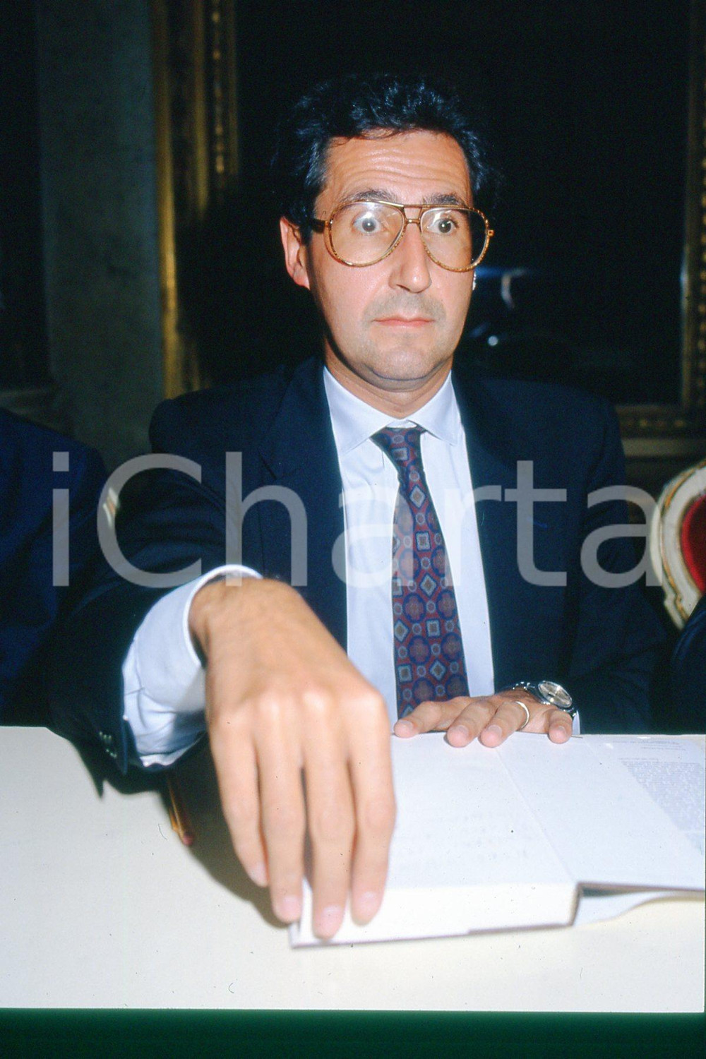 35mm vintage slide* 1995 MILANO Libero Corso BOVIO ritratto dell'avvocato (22)  Diapositiva d'epoca, in formato 35 mm.CONDIZIONI: GOODNella diapositiva &egrave; ritratto durante una conferenza.E' severamente vietata la riproduzione. Tutti i diritti sono riservati.Nella diapositiva ICharta mette in vendita, sul negozio eBay e in esclusiva sul sito "icharta" il proprio archivio composto da numerose diapositive e negativi fotografici d'epoca, tutti originali e autentici, che attraversano la storia del costume italiano tra gli la fine degli anni Sessanta e Novanta.Si tratta di uno sguardo inedito sull'attualit&agrave;, la politica, la vita quotidiana, il gossip e la cultura, che fotografa il cambiamento della nazione in quest'ultimo scorcio del XX secolo. Un'occasione unica per il mercato del collezionismo, che vede finalmente disponibile un archivio eccezionale per vastit&agrave;, tematiche e condizioni, in un settore (il negativo fotografico e la diapositiva) di assoluta novit&agrave; e dalle interessanti prospettive di investimento. GOOD/buono   originale e autentica 1
