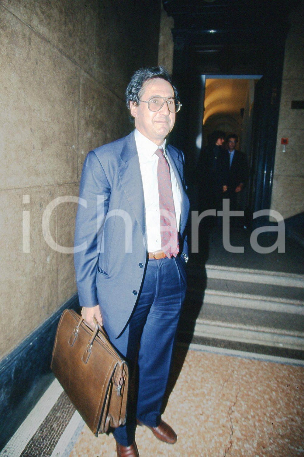 35mm vintage slide* 1995 MILANO Libero Corso BOVIO ritratto dell'avvocato (28)  Diapositiva d'epoca, in formato 35 mm.CONDIZIONI: GOODNella diapositiva &egrave; ritratto prima di una conferenza.E' severamente vietata la riproduzione. Tutti i diritti sono riservati.Nella diapositiva ICharta mette in vendita, sul negozio eBay e in esclusiva sul sito "icharta" il proprio archivio composto da numerose diapositive e negativi fotografici d'epoca, tutti originali e autentici, che attraversano la storia del costume italiano tra gli la fine degli anni Sessanta e Novanta.Si tratta di uno sguardo inedito sull'attualit&agrave;, la politica, la vita quotidiana, il gossip e la cultura, che fotografa il cambiamento della nazione in quest'ultimo scorcio del XX secolo. Un'occasione unica per il mercato del collezionismo, che vede finalmente disponibile un archivio eccezionale per vastit&agrave;, tematiche e condizioni, in un settore (il negativo fotografico e la diapositiva) di assoluta novit&agrave; e dalle interessanti prospettive di investimento. GOOD/buono   originale e autentica 1