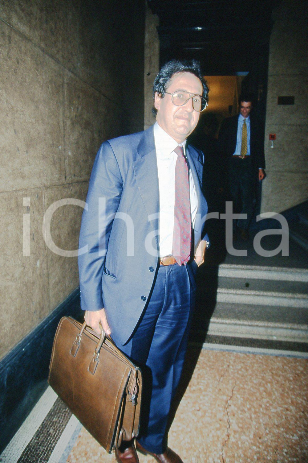 35mm vintage slide* 1995 MILANO Libero Corso BOVIO ritratto dell'avvocato (29)  Diapositiva d'epoca, in formato 35 mm.CONDIZIONI: GOODNella diapositiva &egrave; ritratto prima di una conferenza.E' severamente vietata la riproduzione. Tutti i diritti sono riservati.Nella diapositiva ICharta mette in vendita, sul negozio eBay e in esclusiva sul sito "icharta" il proprio archivio composto da numerose diapositive e negativi fotografici d'epoca, tutti originali e autentici, che attraversano la storia del costume italiano tra gli la fine degli anni Sessanta e Novanta.Si tratta di uno sguardo inedito sull'attualit&agrave;, la politica, la vita quotidiana, il gossip e la cultura, che fotografa il cambiamento della nazione in quest'ultimo scorcio del XX secolo. Un'occasione unica per il mercato del collezionismo, che vede finalmente disponibile un archivio eccezionale per vastit&agrave;, tematiche e condizioni, in un settore (il negativo fotografico e la diapositiva) di assoluta novit&agrave; e dalle interessanti prospettive di investimento. GOOD/buono   originale e autentica 1