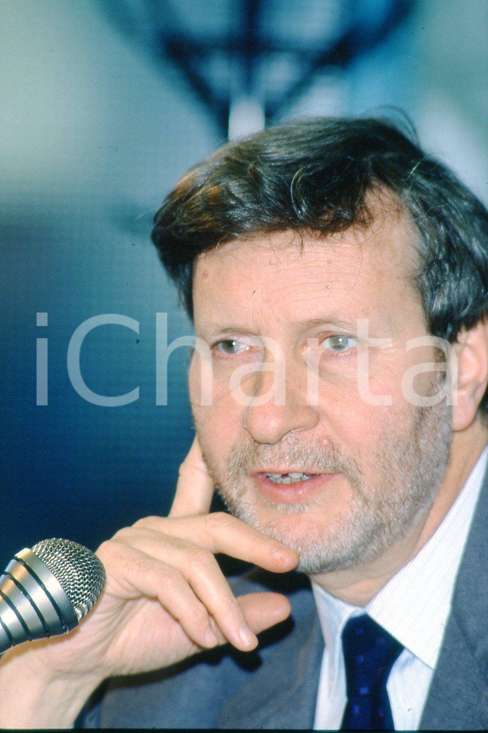 35mm vintage slide* 1990 TORINO Gianteresio "Gianni" VATTIMO in conferenza  Diapositiva d'epoca, in formato 35 mm.CONDIZIONI: GOODE' severamente vietata la riproduzione. Tutti i diritti sono riservati.Nella diapositiva ICharta mette in vendita, sul negozio eBay e in esclusiva sul sito "icharta" il proprio archivio composto da numerose diapositive e negativi fotografici d'epoca, tutti originali e autentici, che attraversano la storia del costume italiano tra gli la fine degli anni Sessanta e Novanta.Si tratta di uno sguardo inedito sull'attualit&agrave;, la politica, la vita quotidiana, il gossip e la cultura, che fotografa il cambiamento della nazione in quest'ultimo scorcio del XX secolo. Un'occasione unica per il mercato del collezionismo, che vede finalmente disponibile un archivio eccezionale per vastit&agrave;, tematiche e condizioni, in un settore (il negativo fotografico e la diapositiva) di assoluta novit&agrave; e dalle interessanti prospettive di investimento. GOOD/buono   originale e autentica 1