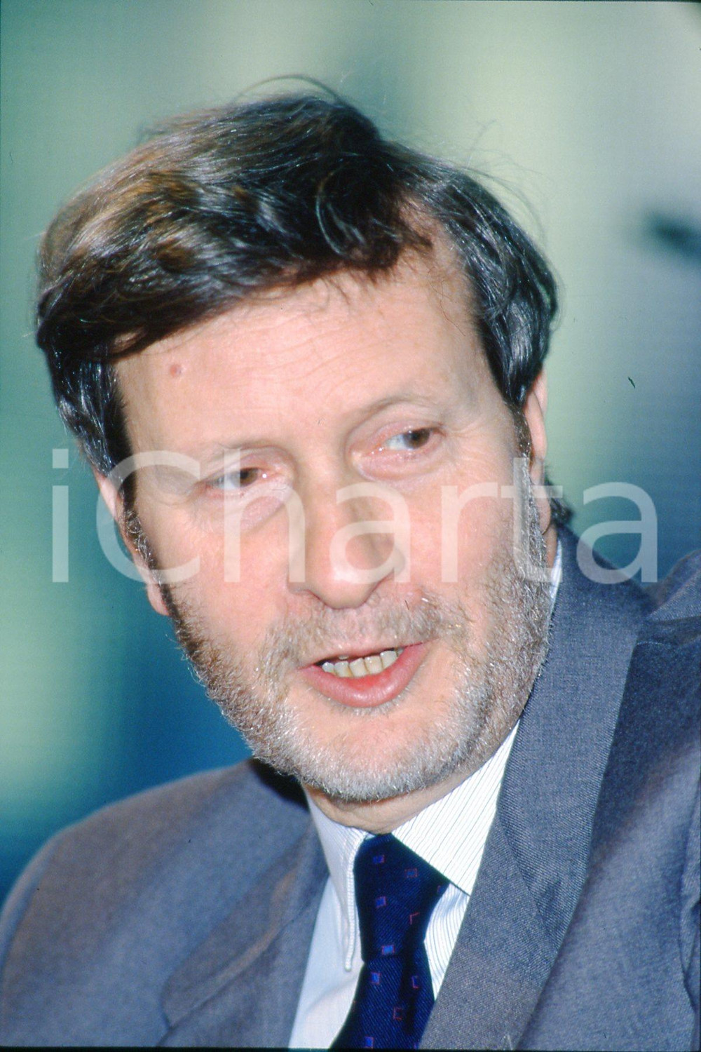 35mm vintage slide* 1990 TORINO Gianteresio "Gianni" VATTIMO in conferenza (1)  Diapositiva d'epoca, in formato 35 mm.CONDIZIONI: GOODE' severamente vietata la riproduzione. Tutti i diritti sono riservati.Nella diapositiva ICharta mette in vendita, sul negozio eBay e in esclusiva sul sito "icharta" il proprio archivio composto da numerose diapositive e negativi fotografici d'epoca, tutti originali e autentici, che attraversano la storia del costume italiano tra gli la fine degli anni Sessanta e Novanta.Si tratta di uno sguardo inedito sull'attualit&agrave;, la politica, la vita quotidiana, il gossip e la cultura, che fotografa il cambiamento della nazione in quest'ultimo scorcio del XX secolo. Un'occasione unica per il mercato del collezionismo, che vede finalmente disponibile un archivio eccezionale per vastit&agrave;, tematiche e condizioni, in un settore (il negativo fotografico e la diapositiva) di assoluta novit&agrave; e dalle interessanti prospettive di investimento. GOOD/buono   originale e autentica 1