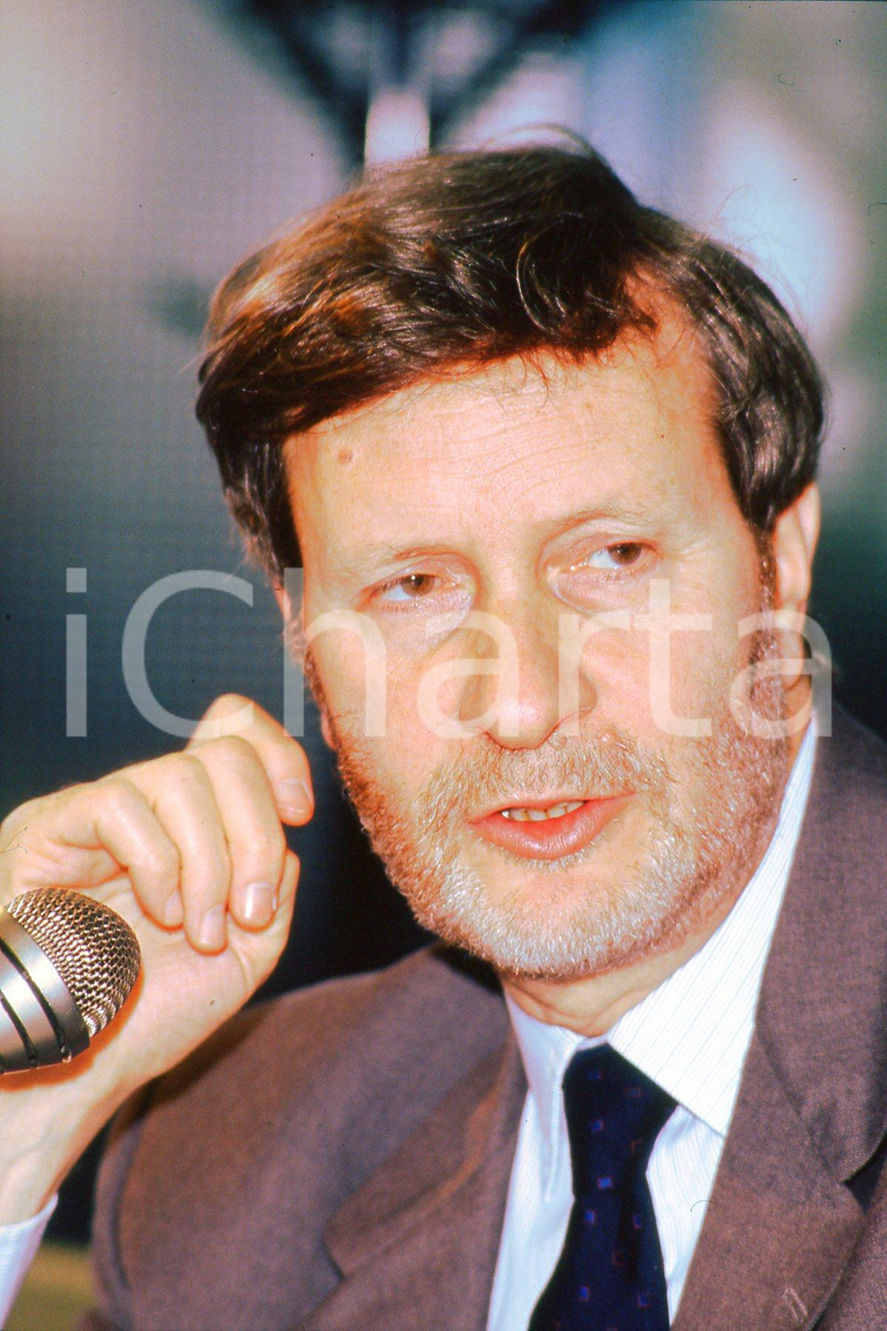 35mm vintage slide* 1990 TORINO Gianteresio "Gianni" VATTIMO in conferenza (2)  Diapositiva d'epoca, in formato 35 mm.CONDIZIONI: GOODE' severamente vietata la riproduzione. Tutti i diritti sono riservati.Nella diapositiva ICharta mette in vendita, sul negozio eBay e in esclusiva sul sito "icharta" il proprio archivio composto da numerose diapositive e negativi fotografici d'epoca, tutti originali e autentici, che attraversano la storia del costume italiano tra gli la fine degli anni Sessanta e Novanta.Si tratta di uno sguardo inedito sull'attualit&agrave;, la politica, la vita quotidiana, il gossip e la cultura, che fotografa il cambiamento della nazione in quest'ultimo scorcio del XX secolo. Un'occasione unica per il mercato del collezionismo, che vede finalmente disponibile un archivio eccezionale per vastit&agrave;, tematiche e condizioni, in un settore (il negativo fotografico e la diapositiva) di assoluta novit&agrave; e dalle interessanti prospettive di investimento. GOOD/buono   originale e autentica 1