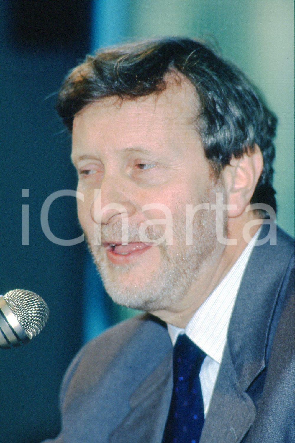 35mm vintage slide* 1990 TORINO Gianteresio "Gianni" VATTIMO in conferenza (3)  Diapositiva d'epoca, in formato 35 mm.CONDIZIONI: GOODE' severamente vietata la riproduzione. Tutti i diritti sono riservati.Nella diapositiva ICharta mette in vendita, sul negozio eBay e in esclusiva sul sito "icharta" il proprio archivio composto da numerose diapositive e negativi fotografici d'epoca, tutti originali e autentici, che attraversano la storia del costume italiano tra gli la fine degli anni Sessanta e Novanta.Si tratta di uno sguardo inedito sull'attualit&agrave;, la politica, la vita quotidiana, il gossip e la cultura, che fotografa il cambiamento della nazione in quest'ultimo scorcio del XX secolo. Un'occasione unica per il mercato del collezionismo, che vede finalmente disponibile un archivio eccezionale per vastit&agrave;, tematiche e condizioni, in un settore (il negativo fotografico e la diapositiva) di assoluta novit&agrave; e dalle interessanti prospettive di investimento. GOOD/buono   originale e autentica 1