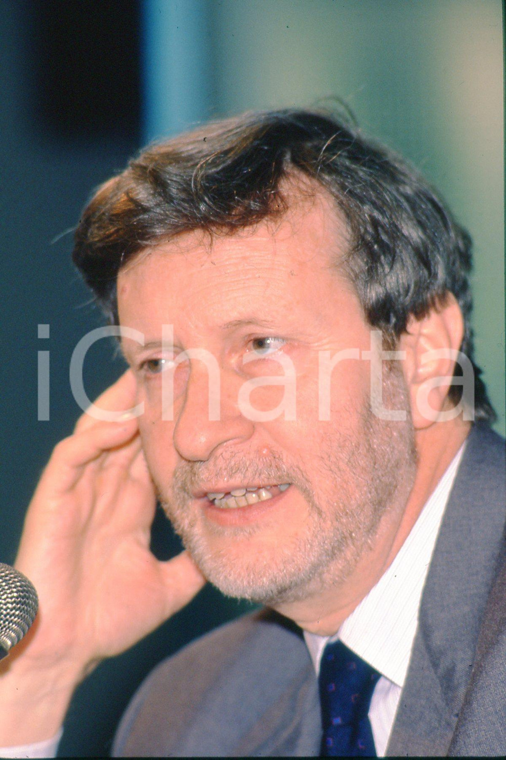 35mm vintage slide* 1990 TORINO Gianteresio "Gianni" VATTIMO in conferenza (4)  Diapositiva d'epoca, in formato 35 mm.CONDIZIONI: GOODE' severamente vietata la riproduzione. Tutti i diritti sono riservati.Nella diapositiva ICharta mette in vendita, sul negozio eBay e in esclusiva sul sito "icharta" il proprio archivio composto da numerose diapositive e negativi fotografici d'epoca, tutti originali e autentici, che attraversano la storia del costume italiano tra gli la fine degli anni Sessanta e Novanta.Si tratta di uno sguardo inedito sull'attualit&agrave;, la politica, la vita quotidiana, il gossip e la cultura, che fotografa il cambiamento della nazione in quest'ultimo scorcio del XX secolo. Un'occasione unica per il mercato del collezionismo, che vede finalmente disponibile un archivio eccezionale per vastit&agrave;, tematiche e condizioni, in un settore (il negativo fotografico e la diapositiva) di assoluta novit&agrave; e dalle interessanti prospettive di investimento. GOOD/buono   originale e autentica 1