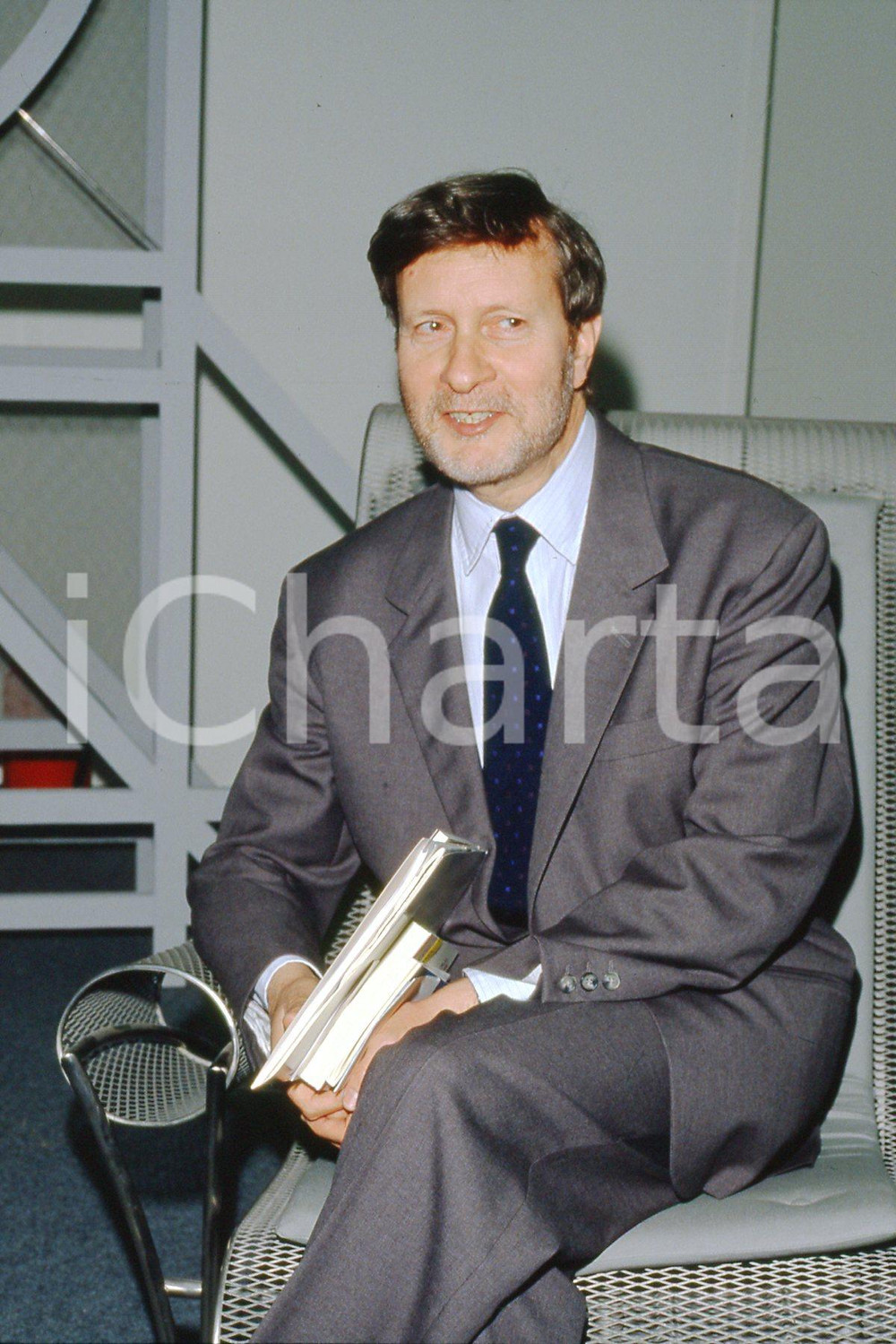 35mm vintage slide* 1990 TORINO Gianteresio "Gianni" VATTIMO ritratto  Diapositiva d'epoca, in formato 35 mm.CONDIZIONI: GOODE' severamente vietata la riproduzione. Tutti i diritti sono riservati.Nella diapositiva ICharta mette in vendita, sul negozio eBay e in esclusiva sul sito "icharta" il proprio archivio composto da numerose diapositive e negativi fotografici d'epoca, tutti originali e autentici, che attraversano la storia del costume italiano tra gli la fine degli anni Sessanta e Novanta.Si tratta di uno sguardo inedito sull'attualit&agrave;, la politica, la vita quotidiana, il gossip e la cultura, che fotografa il cambiamento della nazione in quest'ultimo scorcio del XX secolo. Un'occasione unica per il mercato del collezionismo, che vede finalmente disponibile un archivio eccezionale per vastit&agrave;, tematiche e condizioni, in un settore (il negativo fotografico e la diapositiva) di assoluta novit&agrave; e dalle interessanti prospettive di investimento. GOOD/buono   originale e autentica 1