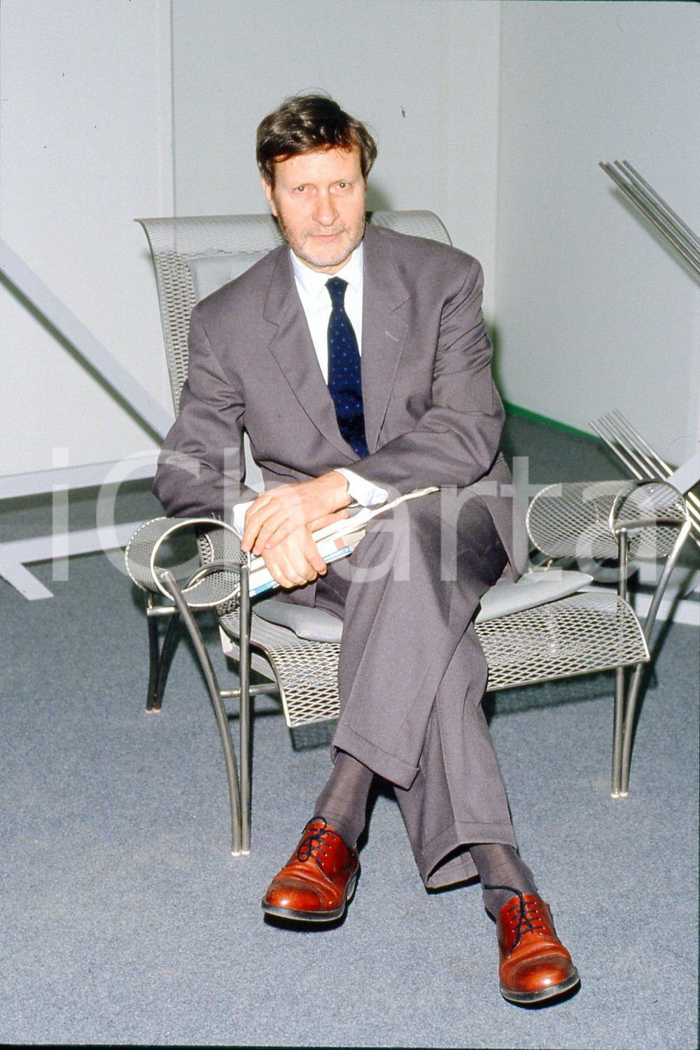 35mm vintage slide* 1990 TORINO Gianteresio "Gianni" VATTIMO ritratto (2)  Diapositiva d'epoca, in formato 35 mm.CONDIZIONI: GOODE' severamente vietata la riproduzione. Tutti i diritti sono riservati.Nella diapositiva ICharta mette in vendita, sul negozio eBay e in esclusiva sul sito "icharta" il proprio archivio composto da numerose diapositive e negativi fotografici d'epoca, tutti originali e autentici, che attraversano la storia del costume italiano tra gli la fine degli anni Sessanta e Novanta.Si tratta di uno sguardo inedito sull'attualit&agrave;, la politica, la vita quotidiana, il gossip e la cultura, che fotografa il cambiamento della nazione in quest'ultimo scorcio del XX secolo. Un'occasione unica per il mercato del collezionismo, che vede finalmente disponibile un archivio eccezionale per vastit&agrave;, tematiche e condizioni, in un settore (il negativo fotografico e la diapositiva) di assoluta novit&agrave; e dalle interessanti prospettive di investimento. GOOD/buono   originale e autentica 1