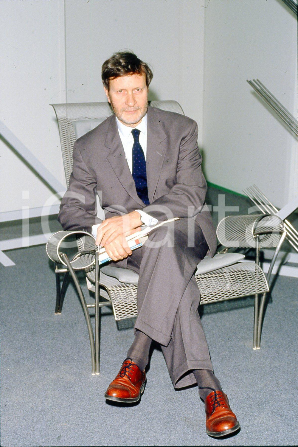 35mm vintage slide* 1990 TORINO Gianteresio "Gianni" VATTIMO ritratto (3)  Diapositiva d'epoca, in formato 35 mm.CONDIZIONI: GOODE' severamente vietata la riproduzione. Tutti i diritti sono riservati.Nella diapositiva ICharta mette in vendita, sul negozio eBay e in esclusiva sul sito "icharta" il proprio archivio composto da numerose diapositive e negativi fotografici d'epoca, tutti originali e autentici, che attraversano la storia del costume italiano tra gli la fine degli anni Sessanta e Novanta.Si tratta di uno sguardo inedito sull'attualit&agrave;, la politica, la vita quotidiana, il gossip e la cultura, che fotografa il cambiamento della nazione in quest'ultimo scorcio del XX secolo. Un'occasione unica per il mercato del collezionismo, che vede finalmente disponibile un archivio eccezionale per vastit&agrave;, tematiche e condizioni, in un settore (il negativo fotografico e la diapositiva) di assoluta novit&agrave; e dalle interessanti prospettive di investimento. GOOD/buono   originale e autentica 1