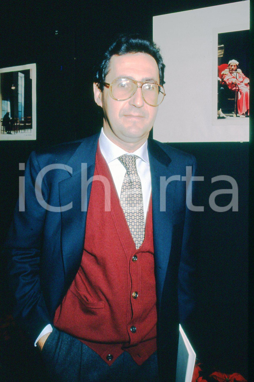 35mm vintage slide* 1995 MILANO Libero Corso BOVIO ritratto dell'avvocato (23)  Diapositiva d'epoca, in formato 35 mm.CONDIZIONI: GOODNella diapositiva &egrave; ritratto prima di una conferenza.E' severamente vietata la riproduzione. Tutti i diritti sono riservati.Nella diapositiva ICharta mette in vendita, sul negozio eBay e in esclusiva sul sito "icharta" il proprio archivio composto da numerose diapositive e negativi fotografici d'epoca, tutti originali e autentici, che attraversano la storia del costume italiano tra gli la fine degli anni Sessanta e Novanta.Si tratta di uno sguardo inedito sull'attualit&agrave;, la politica, la vita quotidiana, il gossip e la cultura, che fotografa il cambiamento della nazione in quest'ultimo scorcio del XX secolo. Un'occasione unica per il mercato del collezionismo, che vede finalmente disponibile un archivio eccezionale per vastit&agrave;, tematiche e condizioni, in un settore (il negativo fotografico e la diapositiva) di assoluta novit&agrave; e dalle interessanti prospettive di investimento. GOOD/buono   originale e autentica 1