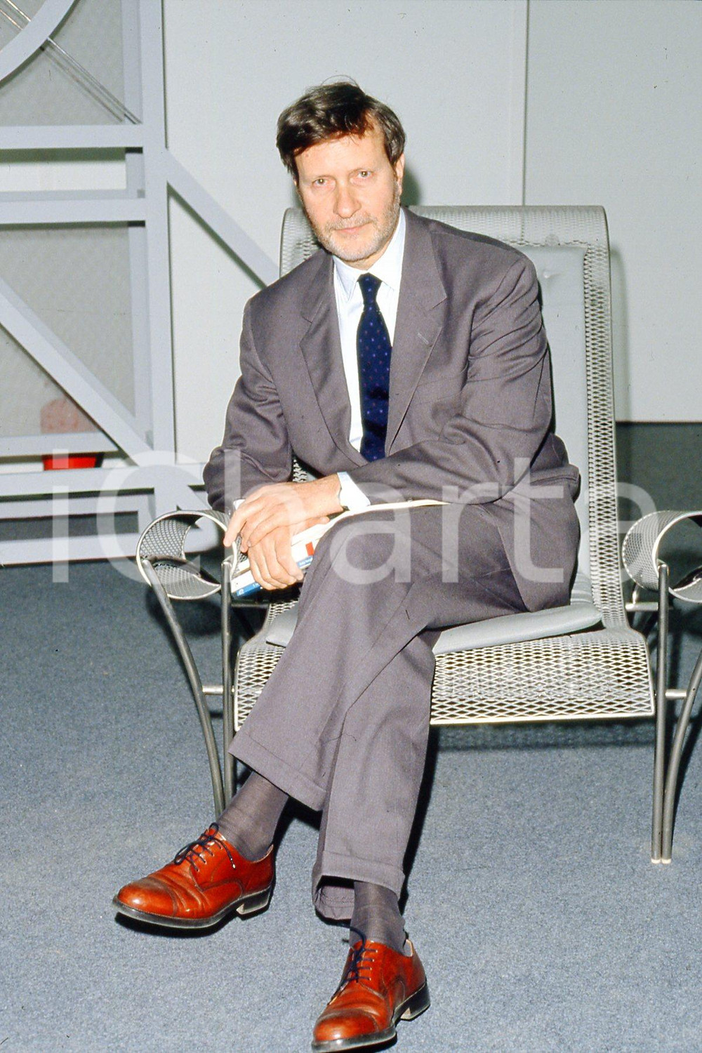 35mm vintage slide* 1990 TORINO Gianteresio "Gianni" VATTIMO ritratto (4)  Diapositiva d'epoca, in formato 35 mm.CONDIZIONI: GOODE' severamente vietata la riproduzione. Tutti i diritti sono riservati.Nella diapositiva ICharta mette in vendita, sul negozio eBay e in esclusiva sul sito "icharta" il proprio archivio composto da numerose diapositive e negativi fotografici d'epoca, tutti originali e autentici, che attraversano la storia del costume italiano tra gli la fine degli anni Sessanta e Novanta.Si tratta di uno sguardo inedito sull'attualit&agrave;, la politica, la vita quotidiana, il gossip e la cultura, che fotografa il cambiamento della nazione in quest'ultimo scorcio del XX secolo. Un'occasione unica per il mercato del collezionismo, che vede finalmente disponibile un archivio eccezionale per vastit&agrave;, tematiche e condizioni, in un settore (il negativo fotografico e la diapositiva) di assoluta novit&agrave; e dalle interessanti prospettive di investimento. GOOD/buono   originale e autentica 1