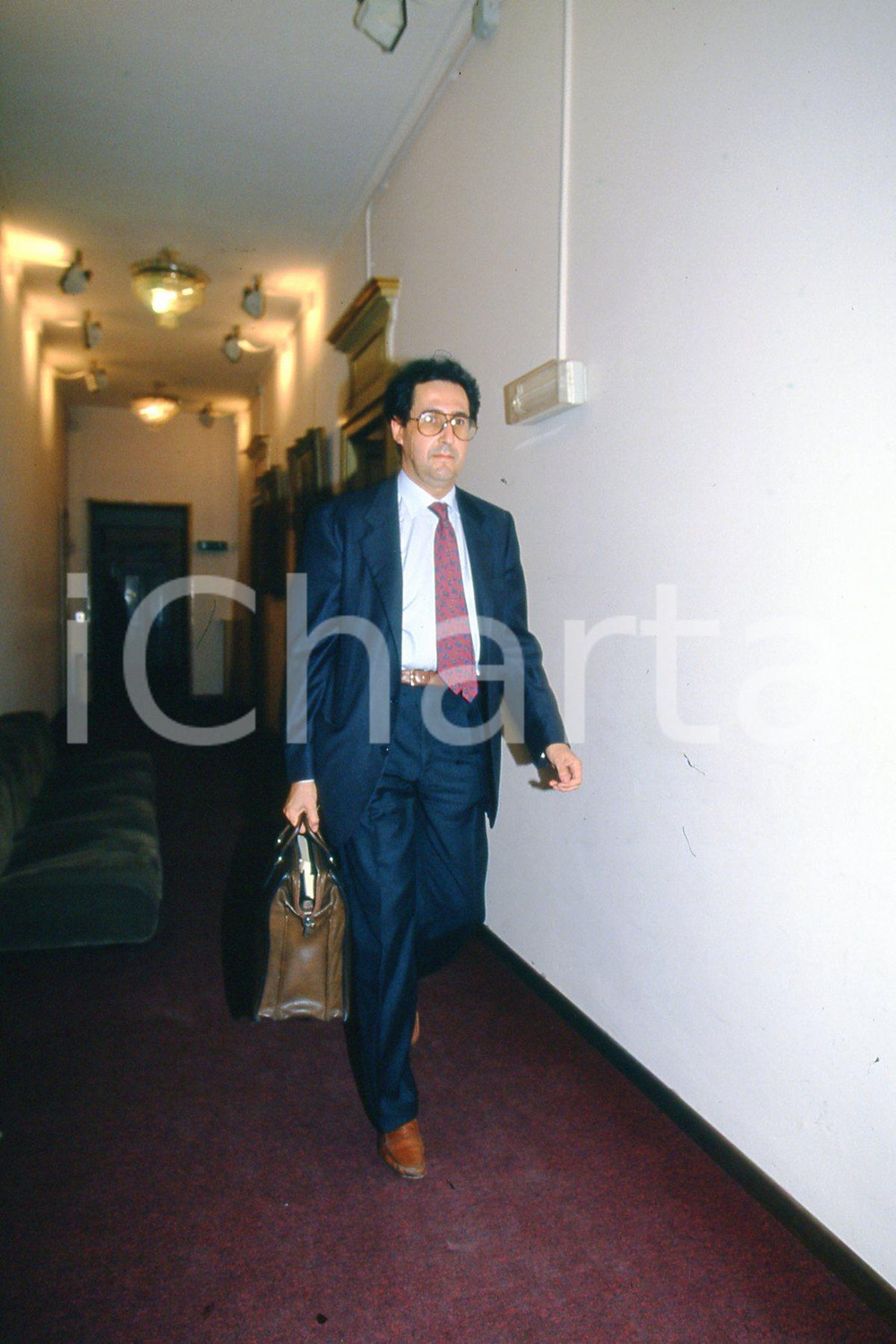 35mm vintage slide* 1995 MILANO Libero Corso BOVIO ritratto dell'avvocato (24)  Diapositiva d'epoca, in formato 35 mm.CONDIZIONI: GOODNella diapositiva &egrave; ritratto prima di una conferenza.E' severamente vietata la riproduzione. Tutti i diritti sono riservati.Nella diapositiva ICharta mette in vendita, sul negozio eBay e in esclusiva sul sito "icharta" il proprio archivio composto da numerose diapositive e negativi fotografici d'epoca, tutti originali e autentici, che attraversano la storia del costume italiano tra gli la fine degli anni Sessanta e Novanta.Si tratta di uno sguardo inedito sull'attualit&agrave;, la politica, la vita quotidiana, il gossip e la cultura, che fotografa il cambiamento della nazione in quest'ultimo scorcio del XX secolo. Un'occasione unica per il mercato del collezionismo, che vede finalmente disponibile un archivio eccezionale per vastit&agrave;, tematiche e condizioni, in un settore (il negativo fotografico e la diapositiva) di assoluta novit&agrave; e dalle interessanti prospettive di investimento. GOOD/buono   originale e autentica 1