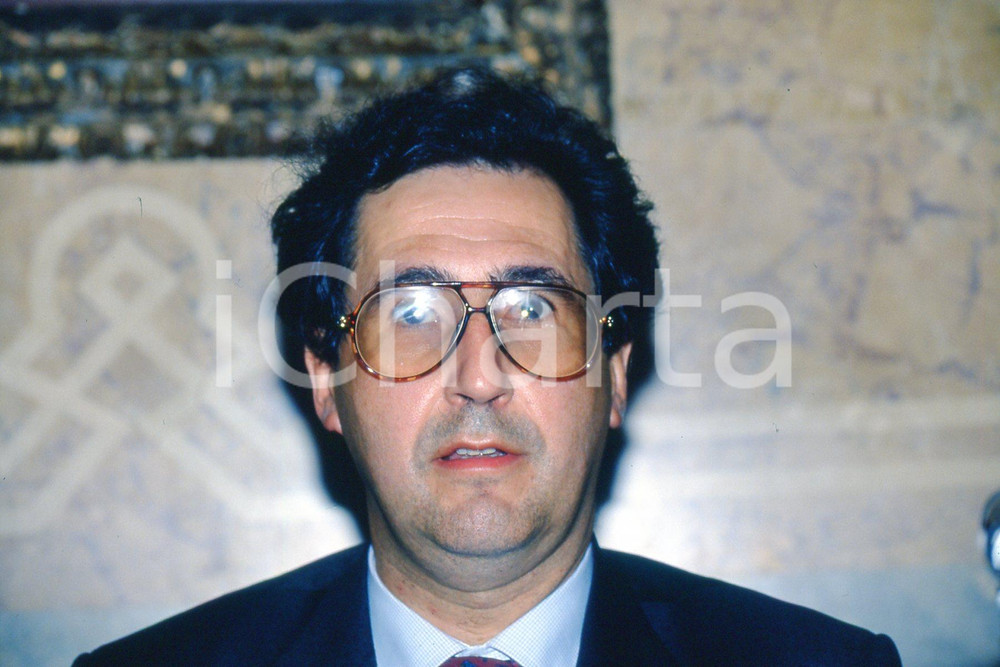 35mm vintage slide* 1995 MILANO Libero Corso BOVIO ritratto dell'avvocato (26)  Diapositiva d'epoca, in formato 35 mm.CONDIZIONI: GOODNella diapositiva &egrave; ritratto durante una conferenza.E' severamente vietata la riproduzione. Tutti i diritti sono riservati.Nella diapositiva ICharta mette in vendita, sul negozio eBay e in esclusiva sul sito "icharta" il proprio archivio composto da numerose diapositive e negativi fotografici d'epoca, tutti originali e autentici, che attraversano la storia del costume italiano tra gli la fine degli anni Sessanta e Novanta.Si tratta di uno sguardo inedito sull'attualit&agrave;, la politica, la vita quotidiana, il gossip e la cultura, che fotografa il cambiamento della nazione in quest'ultimo scorcio del XX secolo. Un'occasione unica per il mercato del collezionismo, che vede finalmente disponibile un archivio eccezionale per vastit&agrave;, tematiche e condizioni, in un settore (il negativo fotografico e la diapositiva) di assoluta novit&agrave; e dalle interessanti prospettive di investimento. GOOD/buono   originale e autentica 1