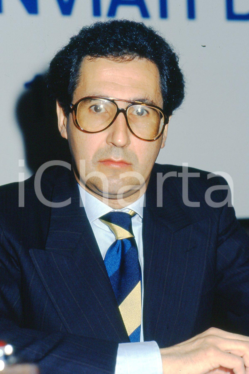 35mm vintage slide* 1995 MILANO Libero Corso BOVIO ritratto dell'avvocato (27)  Diapositiva d'epoca, in formato 35 mm.CONDIZIONI: GOODNella diapositiva &egrave; ritratto durante una conferenza.E' severamente vietata la riproduzione. Tutti i diritti sono riservati.Nella diapositiva ICharta mette in vendita, sul negozio eBay e in esclusiva sul sito "icharta" il proprio archivio composto da numerose diapositive e negativi fotografici d'epoca, tutti originali e autentici, che attraversano la storia del costume italiano tra gli la fine degli anni Sessanta e Novanta.Si tratta di uno sguardo inedito sull'attualit&agrave;, la politica, la vita quotidiana, il gossip e la cultura, che fotografa il cambiamento della nazione in quest'ultimo scorcio del XX secolo. Un'occasione unica per il mercato del collezionismo, che vede finalmente disponibile un archivio eccezionale per vastit&agrave;, tematiche e condizioni, in un settore (il negativo fotografico e la diapositiva) di assoluta novit&agrave; e dalle interessanti prospettive di investimento. GOOD/buono   originale e autentica 1