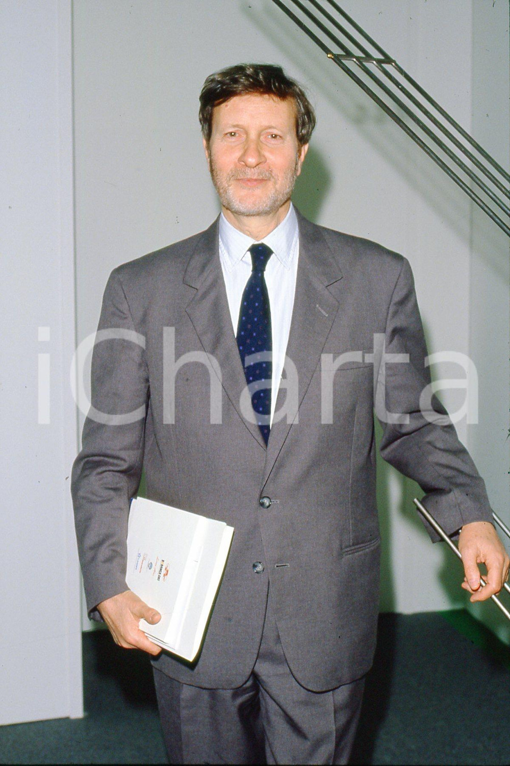 35mm vintage slide* 1990 TORINO Gianteresio "Gianni" VATTIMO ritratto (15)  Diapositiva d'epoca, in formato 35 mm.CONDIZIONI: GOODE' severamente vietata la riproduzione. Tutti i diritti sono riservati.Nella diapositiva ICharta mette in vendita, sul negozio eBay e in esclusiva sul sito "icharta" il proprio archivio composto da numerose diapositive e negativi fotografici d'epoca, tutti originali e autentici, che attraversano la storia del costume italiano tra gli la fine degli anni Sessanta e Novanta.Si tratta di uno sguardo inedito sull'attualit&agrave;, la politica, la vita quotidiana, il gossip e la cultura, che fotografa il cambiamento della nazione in quest'ultimo scorcio del XX secolo. Un'occasione unica per il mercato del collezionismo, che vede finalmente disponibile un archivio eccezionale per vastit&agrave;, tematiche e condizioni, in un settore (il negativo fotografico e la diapositiva) di assoluta novit&agrave; e dalle interessanti prospettive di investimento. GOOD/buono   originale e autentica 1