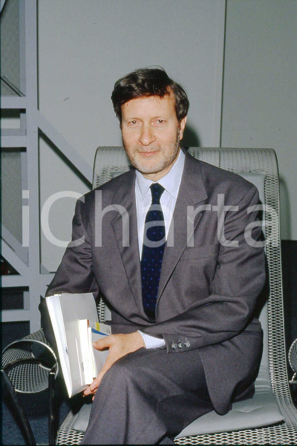 35mm vintage slide* 1990 TORINO Gianteresio "Gianni" VATTIMO ritratto (17)  Diapositiva d'epoca, in formato 35 mm.CONDIZIONI: GOODE' severamente vietata la riproduzione. Tutti i diritti sono riservati.Nella diapositiva ICharta mette in vendita, sul negozio eBay e in esclusiva sul sito "icharta" il proprio archivio composto da numerose diapositive e negativi fotografici d'epoca, tutti originali e autentici, che attraversano la storia del costume italiano tra gli la fine degli anni Sessanta e Novanta.Si tratta di uno sguardo inedito sull'attualit&agrave;, la politica, la vita quotidiana, il gossip e la cultura, che fotografa il cambiamento della nazione in quest'ultimo scorcio del XX secolo. Un'occasione unica per il mercato del collezionismo, che vede finalmente disponibile un archivio eccezionale per vastit&agrave;, tematiche e condizioni, in un settore (il negativo fotografico e la diapositiva) di assoluta novit&agrave; e dalle interessanti prospettive di investimento. GOOD/buono   originale e autentica 1