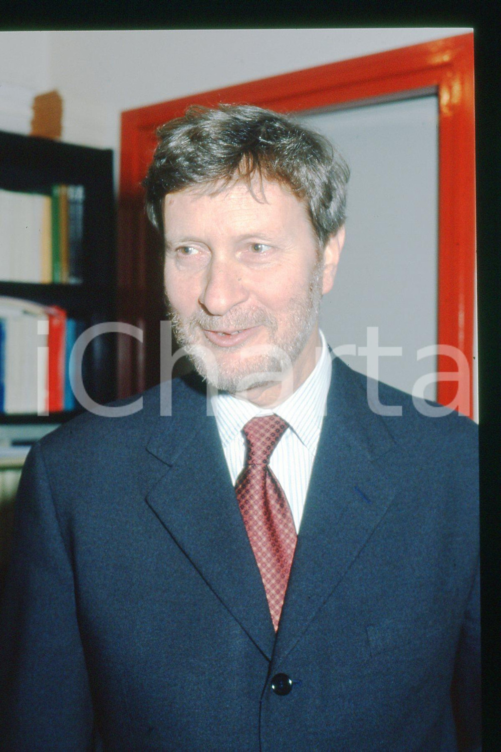 35mm vintage slide* 1990 TORINO Gianni VATTIMO ritratto nel suo studio  Diapositiva d'epoca, in formato 35 mm.CONDIZIONI: GOODE' severamente vietata la riproduzione. Tutti i diritti sono riservati.Nella diapositiva ICharta mette in vendita, sul negozio eBay e in esclusiva sul sito "icharta" il proprio archivio composto da numerose diapositive e negativi fotografici d'epoca, tutti originali e autentici, che attraversano la storia del costume italiano tra gli la fine degli anni Sessanta e Novanta.Si tratta di uno sguardo inedito sull'attualit&agrave;, la politica, la vita quotidiana, il gossip e la cultura, che fotografa il cambiamento della nazione in quest'ultimo scorcio del XX secolo. Un'occasione unica per il mercato del collezionismo, che vede finalmente disponibile un archivio eccezionale per vastit&agrave;, tematiche e condizioni, in un settore (il negativo fotografico e la diapositiva) di assoluta novit&agrave; e dalle interessanti prospettive di investimento. GOOD/buono   originale e autentica 1