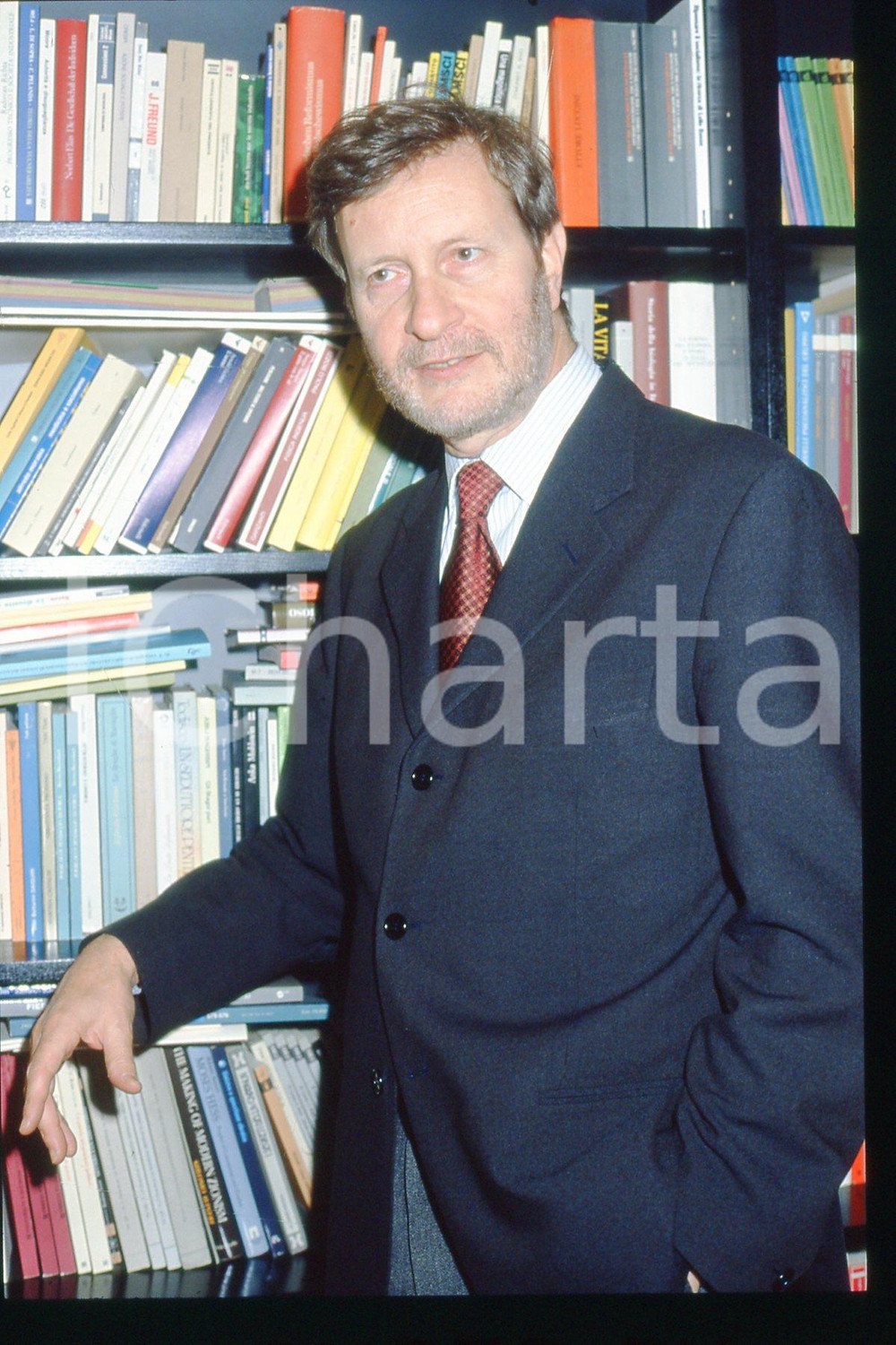 35mm vintage slide* 1990 TORINO Gianni VATTIMO ritratto nel suo studio (1)  Diapositiva d'epoca, in formato 35 mm.CONDIZIONI: GOODE' severamente vietata la riproduzione. Tutti i diritti sono riservati.Nella diapositiva ICharta mette in vendita, sul negozio eBay e in esclusiva sul sito "icharta" il proprio archivio composto da numerose diapositive e negativi fotografici d'epoca, tutti originali e autentici, che attraversano la storia del costume italiano tra gli la fine degli anni Sessanta e Novanta.Si tratta di uno sguardo inedito sull'attualit&agrave;, la politica, la vita quotidiana, il gossip e la cultura, che fotografa il cambiamento della nazione in quest'ultimo scorcio del XX secolo. Un'occasione unica per il mercato del collezionismo, che vede finalmente disponibile un archivio eccezionale per vastit&agrave;, tematiche e condizioni, in un settore (il negativo fotografico e la diapositiva) di assoluta novit&agrave; e dalle interessanti prospettive di investimento. GOOD/buono   originale e autentica 1