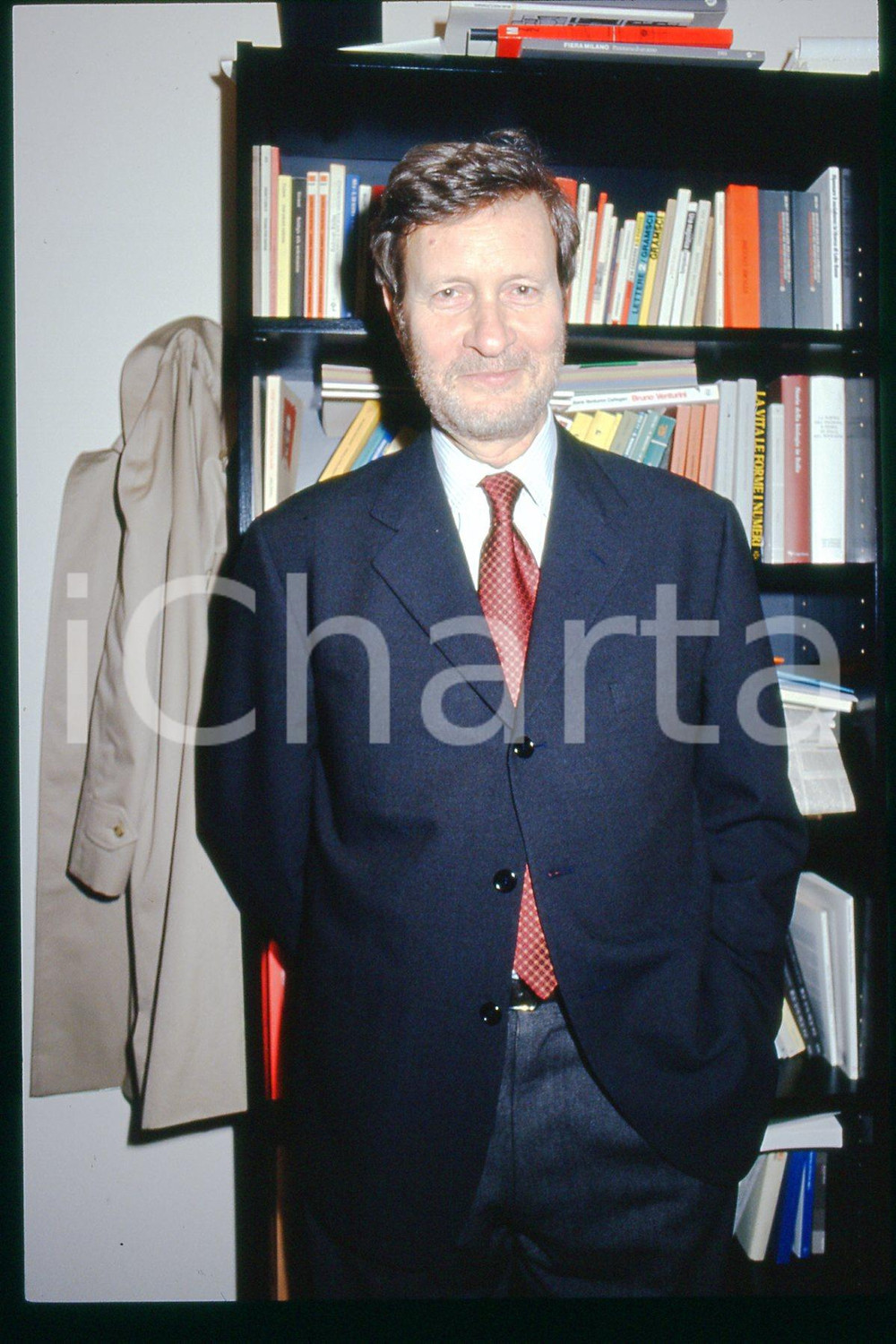 35mm vintage slide* 1990 TORINO Gianni VATTIMO ritratto nel suo studio (2)  Diapositiva d'epoca, in formato 35 mm.CONDIZIONI: GOODE' severamente vietata la riproduzione. Tutti i diritti sono riservati.Nella diapositiva ICharta mette in vendita, sul negozio eBay e in esclusiva sul sito "icharta" il proprio archivio composto da numerose diapositive e negativi fotografici d'epoca, tutti originali e autentici, che attraversano la storia del costume italiano tra gli la fine degli anni Sessanta e Novanta.Si tratta di uno sguardo inedito sull'attualit&agrave;, la politica, la vita quotidiana, il gossip e la cultura, che fotografa il cambiamento della nazione in quest'ultimo scorcio del XX secolo. Un'occasione unica per il mercato del collezionismo, che vede finalmente disponibile un archivio eccezionale per vastit&agrave;, tematiche e condizioni, in un settore (il negativo fotografico e la diapositiva) di assoluta novit&agrave; e dalle interessanti prospettive di investimento. GOOD/buono   originale e autentica 1