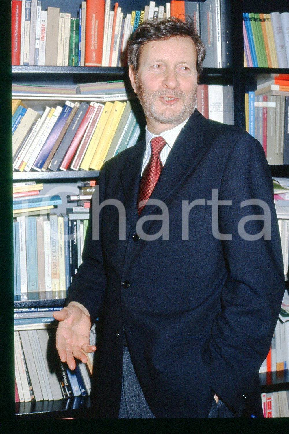 35mm vintage slide* 1990 TORINO Gianni VATTIMO ritratto nel suo studio (3)  Diapositiva d'epoca, in formato 35 mm.CONDIZIONI: GOODE' severamente vietata la riproduzione. Tutti i diritti sono riservati.Nella diapositiva ICharta mette in vendita, sul negozio eBay e in esclusiva sul sito "icharta" il proprio archivio composto da numerose diapositive e negativi fotografici d'epoca, tutti originali e autentici, che attraversano la storia del costume italiano tra gli la fine degli anni Sessanta e Novanta.Si tratta di uno sguardo inedito sull'attualit&agrave;, la politica, la vita quotidiana, il gossip e la cultura, che fotografa il cambiamento della nazione in quest'ultimo scorcio del XX secolo. Un'occasione unica per il mercato del collezionismo, che vede finalmente disponibile un archivio eccezionale per vastit&agrave;, tematiche e condizioni, in un settore (il negativo fotografico e la diapositiva) di assoluta novit&agrave; e dalle interessanti prospettive di investimento. GOOD/buono   originale e autentica 1