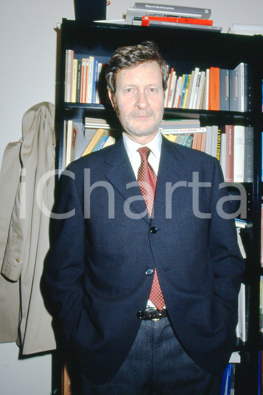 35mm vintage slide* 1990 TORINO Gianni VATTIMO ritratto nel suo studio (4)  Diapositiva d'epoca, in formato 35 mm.CONDIZIONI: GOODE' severamente vietata la riproduzione. Tutti i diritti sono riservati.Nella diapositiva ICharta mette in vendita, sul negozio eBay e in esclusiva sul sito "icharta" il proprio archivio composto da numerose diapositive e negativi fotografici d'epoca, tutti originali e autentici, che attraversano la storia del costume italiano tra gli la fine degli anni Sessanta e Novanta.Si tratta di uno sguardo inedito sull'attualit&agrave;, la politica, la vita quotidiana, il gossip e la cultura, che fotografa il cambiamento della nazione in quest'ultimo scorcio del XX secolo. Un'occasione unica per il mercato del collezionismo, che vede finalmente disponibile un archivio eccezionale per vastit&agrave;, tematiche e condizioni, in un settore (il negativo fotografico e la diapositiva) di assoluta novit&agrave; e dalle interessanti prospettive di investimento. GOOD/buono   originale e autentica 1