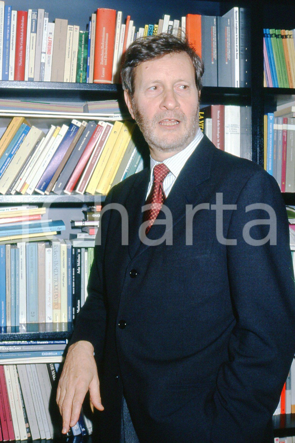 35mm vintage slide* 1990 TORINO Gianni VATTIMO ritratto nel suo studio (5)  Diapositiva d'epoca, in formato 35 mm.CONDIZIONI: GOODE' severamente vietata la riproduzione. Tutti i diritti sono riservati.Nella diapositiva ICharta mette in vendita, sul negozio eBay e in esclusiva sul sito "icharta" il proprio archivio composto da numerose diapositive e negativi fotografici d'epoca, tutti originali e autentici, che attraversano la storia del costume italiano tra gli la fine degli anni Sessanta e Novanta.Si tratta di uno sguardo inedito sull'attualit&agrave;, la politica, la vita quotidiana, il gossip e la cultura, che fotografa il cambiamento della nazione in quest'ultimo scorcio del XX secolo. Un'occasione unica per il mercato del collezionismo, che vede finalmente disponibile un archivio eccezionale per vastit&agrave;, tematiche e condizioni, in un settore (il negativo fotografico e la diapositiva) di assoluta novit&agrave; e dalle interessanti prospettive di investimento. GOOD/buono   originale e autentica 1