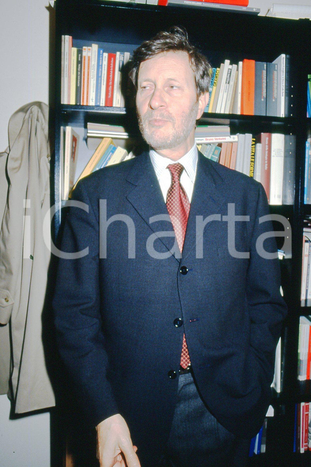 35mm vintage slide* 1990 TORINO Gianni VATTIMO ritratto nel suo studio (6)  Diapositiva d'epoca, in formato 35 mm.CONDIZIONI: GOODE' severamente vietata la riproduzione. Tutti i diritti sono riservati.Nella diapositiva ICharta mette in vendita, sul negozio eBay e in esclusiva sul sito "icharta" il proprio archivio composto da numerose diapositive e negativi fotografici d'epoca, tutti originali e autentici, che attraversano la storia del costume italiano tra gli la fine degli anni Sessanta e Novanta.Si tratta di uno sguardo inedito sull'attualit&agrave;, la politica, la vita quotidiana, il gossip e la cultura, che fotografa il cambiamento della nazione in quest'ultimo scorcio del XX secolo. Un'occasione unica per il mercato del collezionismo, che vede finalmente disponibile un archivio eccezionale per vastit&agrave;, tematiche e condizioni, in un settore (il negativo fotografico e la diapositiva) di assoluta novit&agrave; e dalle interessanti prospettive di investimento. GOOD/buono   originale e autentica 1