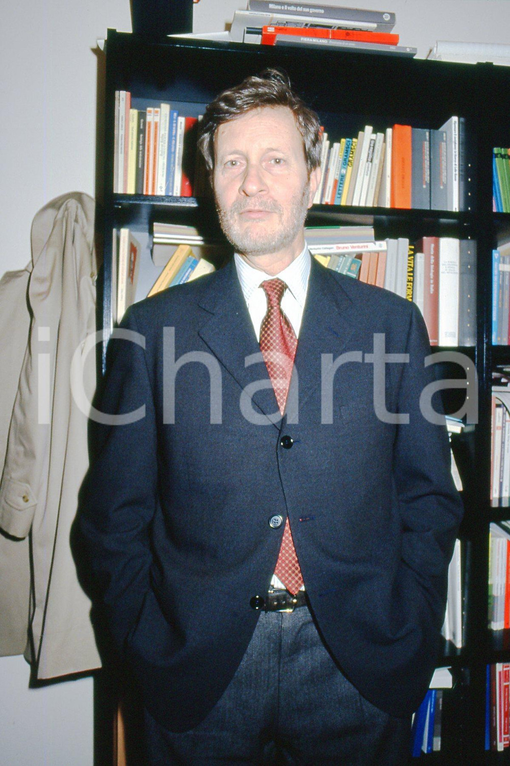35mm vintage slide* 1990 TORINO Gianni VATTIMO ritratto nel suo studio (7)  Diapositiva d'epoca, in formato 35 mm.CONDIZIONI: GOODE' severamente vietata la riproduzione. Tutti i diritti sono riservati.Nella diapositiva ICharta mette in vendita, sul negozio eBay e in esclusiva sul sito "icharta" il proprio archivio composto da numerose diapositive e negativi fotografici d'epoca, tutti originali e autentici, che attraversano la storia del costume italiano tra gli la fine degli anni Sessanta e Novanta.Si tratta di uno sguardo inedito sull'attualit&agrave;, la politica, la vita quotidiana, il gossip e la cultura, che fotografa il cambiamento della nazione in quest'ultimo scorcio del XX secolo. Un'occasione unica per il mercato del collezionismo, che vede finalmente disponibile un archivio eccezionale per vastit&agrave;, tematiche e condizioni, in un settore (il negativo fotografico e la diapositiva) di assoluta novit&agrave; e dalle interessanti prospettive di investimento. GOOD/buono   originale e autentica 1