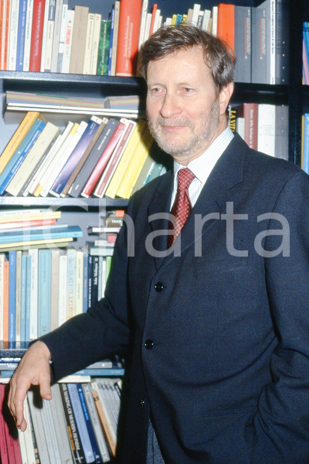 35mm vintage slide* 1990 TORINO Gianni VATTIMO ritratto nel suo studio (8)  Diapositiva d'epoca, in formato 35 mm.CONDIZIONI: GOODE' severamente vietata la riproduzione. Tutti i diritti sono riservati.Nella diapositiva ICharta mette in vendita, sul negozio eBay e in esclusiva sul sito "icharta" il proprio archivio composto da numerose diapositive e negativi fotografici d'epoca, tutti originali e autentici, che attraversano la storia del costume italiano tra gli la fine degli anni Sessanta e Novanta.Si tratta di uno sguardo inedito sull'attualit&agrave;, la politica, la vita quotidiana, il gossip e la cultura, che fotografa il cambiamento della nazione in quest'ultimo scorcio del XX secolo. Un'occasione unica per il mercato del collezionismo, che vede finalmente disponibile un archivio eccezionale per vastit&agrave;, tematiche e condizioni, in un settore (il negativo fotografico e la diapositiva) di assoluta novit&agrave; e dalle interessanti prospettive di investimento. GOOD/buono   originale e autentica 1