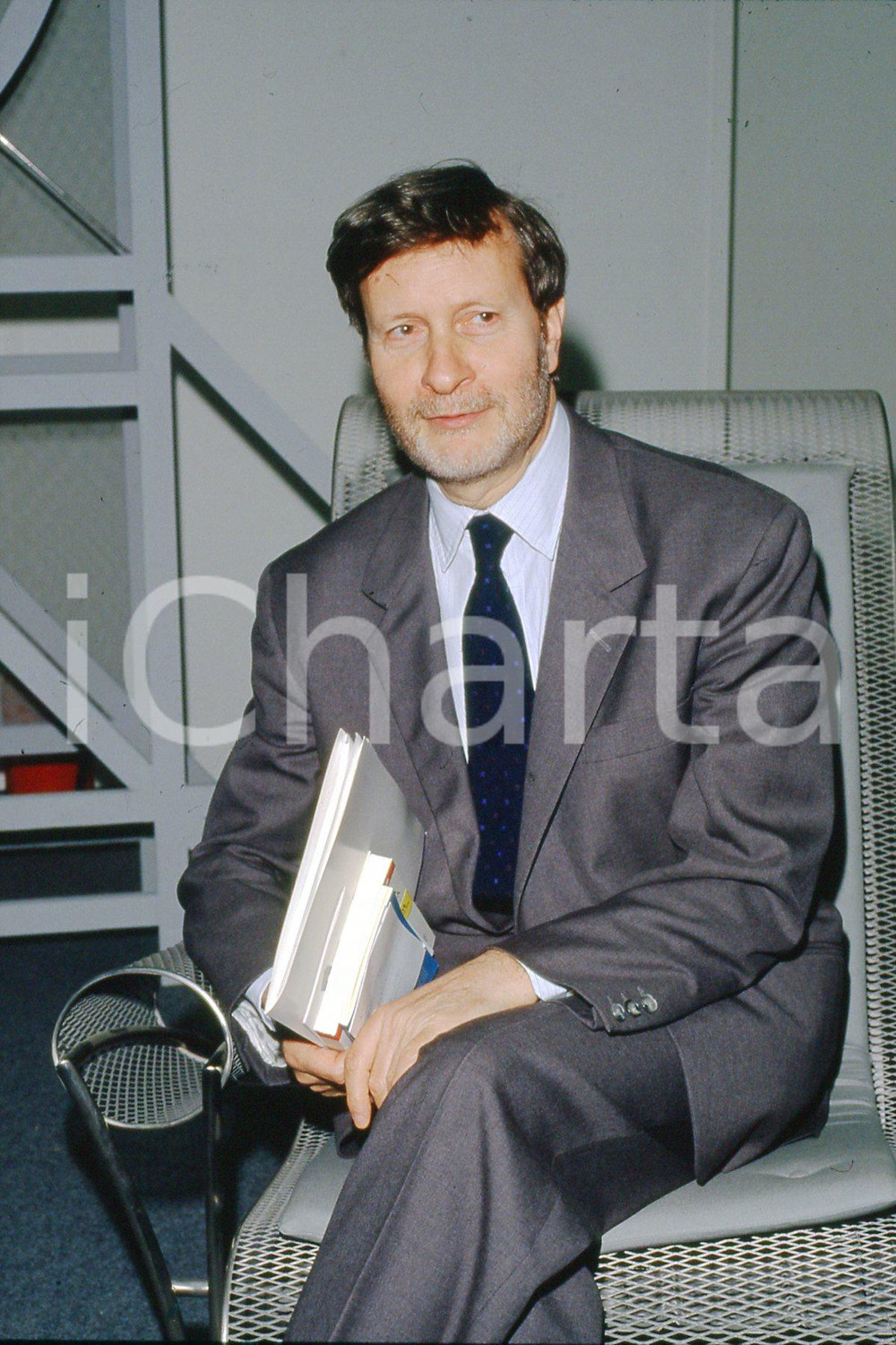 35mm vintage slide* 1990 TORINO Gianteresio "Gianni" VATTIMO ritratto (7)  Diapositiva d'epoca, in formato 35 mm.CONDIZIONI: GOODE' severamente vietata la riproduzione. Tutti i diritti sono riservati.Nella diapositiva ICharta mette in vendita, sul negozio eBay e in esclusiva sul sito "icharta" il proprio archivio composto da numerose diapositive e negativi fotografici d'epoca, tutti originali e autentici, che attraversano la storia del costume italiano tra gli la fine degli anni Sessanta e Novanta.Si tratta di uno sguardo inedito sull'attualit&agrave;, la politica, la vita quotidiana, il gossip e la cultura, che fotografa il cambiamento della nazione in quest'ultimo scorcio del XX secolo. Un'occasione unica per il mercato del collezionismo, che vede finalmente disponibile un archivio eccezionale per vastit&agrave;, tematiche e condizioni, in un settore (il negativo fotografico e la diapositiva) di assoluta novit&agrave; e dalle interessanti prospettive di investimento. GOOD/buono   originale e autentica 1