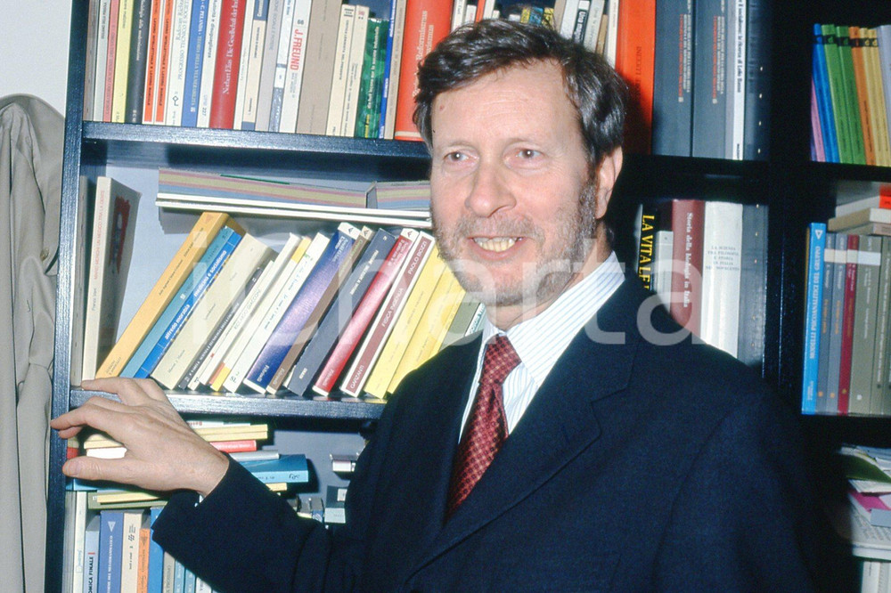 35mm vintage slide* 1990 TORINO Gianni VATTIMO ritratto nel suo studio (10)  Diapositiva d'epoca, in formato 35 mm.CONDIZIONI: GOODE' severamente vietata la riproduzione. Tutti i diritti sono riservati.Nella diapositiva ICharta mette in vendita, sul negozio eBay e in esclusiva sul sito "icharta" il proprio archivio composto da numerose diapositive e negativi fotografici d'epoca, tutti originali e autentici, che attraversano la storia del costume italiano tra gli la fine degli anni Sessanta e Novanta.Si tratta di uno sguardo inedito sull'attualit&agrave;, la politica, la vita quotidiana, il gossip e la cultura, che fotografa il cambiamento della nazione in quest'ultimo scorcio del XX secolo. Un'occasione unica per il mercato del collezionismo, che vede finalmente disponibile un archivio eccezionale per vastit&agrave;, tematiche e condizioni, in un settore (il negativo fotografico e la diapositiva) di assoluta novit&agrave; e dalle interessanti prospettive di investimento. GOOD/buono   originale e autentica 1