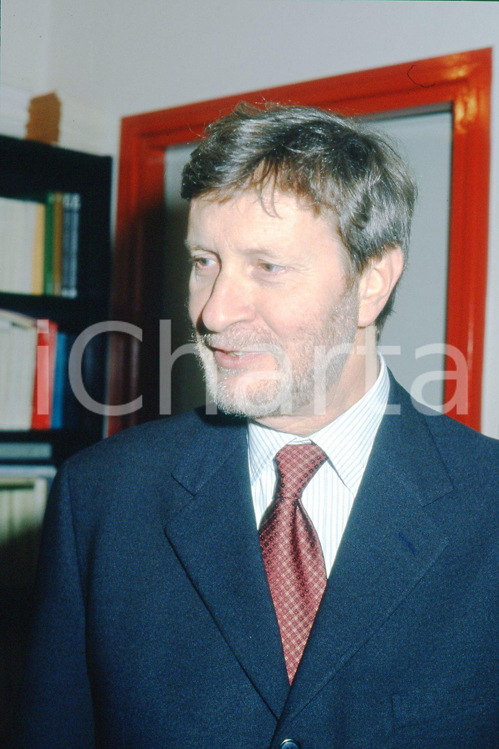 35mm vintage slide* 1990 TORINO Gianni VATTIMO ritratto nel suo studio (11)  Diapositiva d'epoca, in formato 35 mm.CONDIZIONI: GOODE' severamente vietata la riproduzione. Tutti i diritti sono riservati.Nella diapositiva ICharta mette in vendita, sul negozio eBay e in esclusiva sul sito "icharta" il proprio archivio composto da numerose diapositive e negativi fotografici d'epoca, tutti originali e autentici, che attraversano la storia del costume italiano tra gli la fine degli anni Sessanta e Novanta.Si tratta di uno sguardo inedito sull'attualit&agrave;, la politica, la vita quotidiana, il gossip e la cultura, che fotografa il cambiamento della nazione in quest'ultimo scorcio del XX secolo. Un'occasione unica per il mercato del collezionismo, che vede finalmente disponibile un archivio eccezionale per vastit&agrave;, tematiche e condizioni, in un settore (il negativo fotografico e la diapositiva) di assoluta novit&agrave; e dalle interessanti prospettive di investimento. GOOD/buono   originale e autentica 1