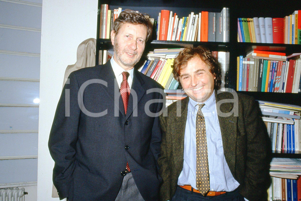 35mm vintage slide* 1990 TORINO Gianni VATTIMO con Sergio SCALPELLI  Diapositiva d'epoca, in formato 35 mm.CONDIZIONI: GOODE' severamente vietata la riproduzione. Tutti i diritti sono riservati.Nella diapositiva ICharta mette in vendita, sul negozio eBay e in esclusiva sul sito "icharta" il proprio archivio composto da numerose diapositive e negativi fotografici d'epoca, tutti originali e autentici, che attraversano la storia del costume italiano tra gli la fine degli anni Sessanta e Novanta.Si tratta di uno sguardo inedito sull'attualit&agrave;, la politica, la vita quotidiana, il gossip e la cultura, che fotografa il cambiamento della nazione in quest'ultimo scorcio del XX secolo. Un'occasione unica per il mercato del collezionismo, che vede finalmente disponibile un archivio eccezionale per vastit&agrave;, tematiche e condizioni, in un settore (il negativo fotografico e la diapositiva) di assoluta novit&agrave; e dalle interessanti prospettive di investimento. GOOD/buono   originale e autentica 1