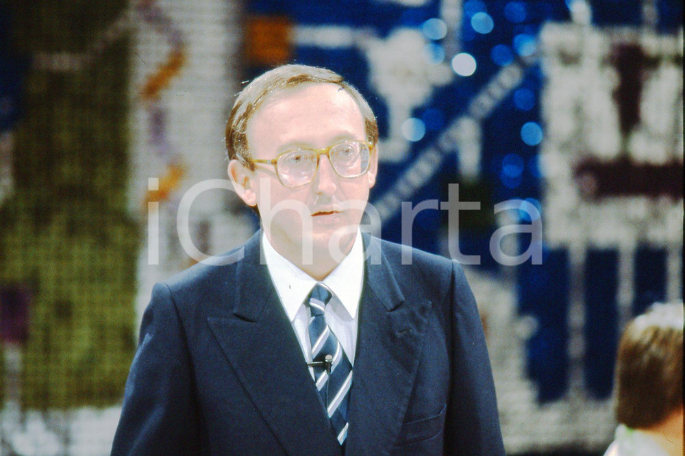 35mm vintage slide* 1984 RAI 2 CHIP Stefano GENTILONI ritratto in trasmissione  Diapositiva d'epoca, in formato 35 mm.CONDIZIONI: GOODE' severamente vietata la riproduzione. Tutti i diritti sono riservati.Nella diapositiva ICharta mette in vendita, sul negozio eBay e in esclusiva sul sito "icharta" il proprio archivio composto da numerose diapositive e negativi fotografici d'epoca, tutti originali e autentici, che attraversano la storia del costume italiano tra gli la fine degli anni Sessanta e Novanta.Si tratta di uno sguardo inedito sull'attualit&agrave;, la politica, la vita quotidiana, il gossip e la cultura, che fotografa il cambiamento della nazione in quest'ultimo scorcio del XX secolo. Un'occasione unica per il mercato del collezionismo, che vede finalmente disponibile un archivio eccezionale per vastit&agrave;, tematiche e condizioni, in un settore (il negativo fotografico e la diapositiva) di assoluta novit&agrave; e dalle interessanti prospettive di investimento. GOOD/buono   originale e autentica 1