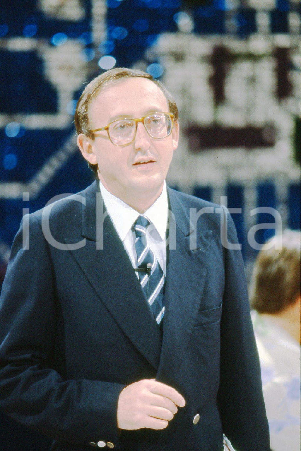 35mm vintage slide* 1984 RAI 2 CHIP Stefano GENTILONI ritratto in trasmissione 1  Diapositiva d'epoca, in formato 35 mm.CONDIZIONI: GOODE' severamente vietata la riproduzione. Tutti i diritti sono riservati.Nella diapositiva ICharta mette in vendita, sul negozio eBay e in esclusiva sul sito "icharta" il proprio archivio composto da numerose diapositive e negativi fotografici d'epoca, tutti originali e autentici, che attraversano la storia del costume italiano tra gli la fine degli anni Sessanta e Novanta.Si tratta di uno sguardo inedito sull'attualit&agrave;, la politica, la vita quotidiana, il gossip e la cultura, che fotografa il cambiamento della nazione in quest'ultimo scorcio del XX secolo. Un'occasione unica per il mercato del collezionismo, che vede finalmente disponibile un archivio eccezionale per vastit&agrave;, tematiche e condizioni, in un settore (il negativo fotografico e la diapositiva) di assoluta novit&agrave; e dalle interessanti prospettive di investimento. GOOD/buono   originale e autentica 1