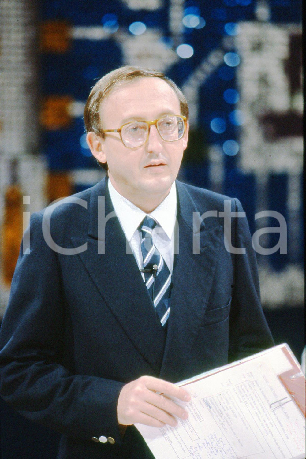 35mm vintage slide* 1984 RAI 2 CHIP Stefano GENTILONI ritratto in trasmissione 2  Diapositiva d'epoca, in formato 35 mm.CONDIZIONI: GOODE' severamente vietata la riproduzione. Tutti i diritti sono riservati.Nella diapositiva ICharta mette in vendita, sul negozio eBay e in esclusiva sul sito "icharta" il proprio archivio composto da numerose diapositive e negativi fotografici d'epoca, tutti originali e autentici, che attraversano la storia del costume italiano tra gli la fine degli anni Sessanta e Novanta.Si tratta di uno sguardo inedito sull'attualit&agrave;, la politica, la vita quotidiana, il gossip e la cultura, che fotografa il cambiamento della nazione in quest'ultimo scorcio del XX secolo. Un'occasione unica per il mercato del collezionismo, che vede finalmente disponibile un archivio eccezionale per vastit&agrave;, tematiche e condizioni, in un settore (il negativo fotografico e la diapositiva) di assoluta novit&agrave; e dalle interessanti prospettive di investimento. GOOD/buono   originale e autentica 1