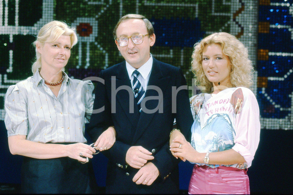 35mm vintage slide* 1984 RAI 2 CHIP Stefano GENTILONI Patricia PILCHARD  Diapositiva d'epoca, in formato 35 mm.CONDIZIONI: GOODNella diapositiva appare anche Luciana Veschi.E' severamente vietata la riproduzione. Tutti i diritti sono riservati.Nella diapositiva ICharta mette in vendita, sul negozio eBay e in esclusiva sul sito "icharta" il proprio archivio composto da numerose diapositive e negativi fotografici d'epoca, tutti originali e autentici, che attraversano la storia del costume italiano tra gli la fine degli anni Sessanta e Novanta.Si tratta di uno sguardo inedito sull'attualit&agrave;, la politica, la vita quotidiana, il gossip e la cultura, che fotografa il cambiamento della nazione in quest'ultimo scorcio del XX secolo. Un'occasione unica per il mercato del collezionismo, che vede finalmente disponibile un archivio eccezionale per vastit&agrave;, tematiche e condizioni, in un settore (il negativo fotografico e la diapositiva) di assoluta novit&agrave; e dalle interessanti prospettive di investimento. GOOD/buono   originale e autentica 1